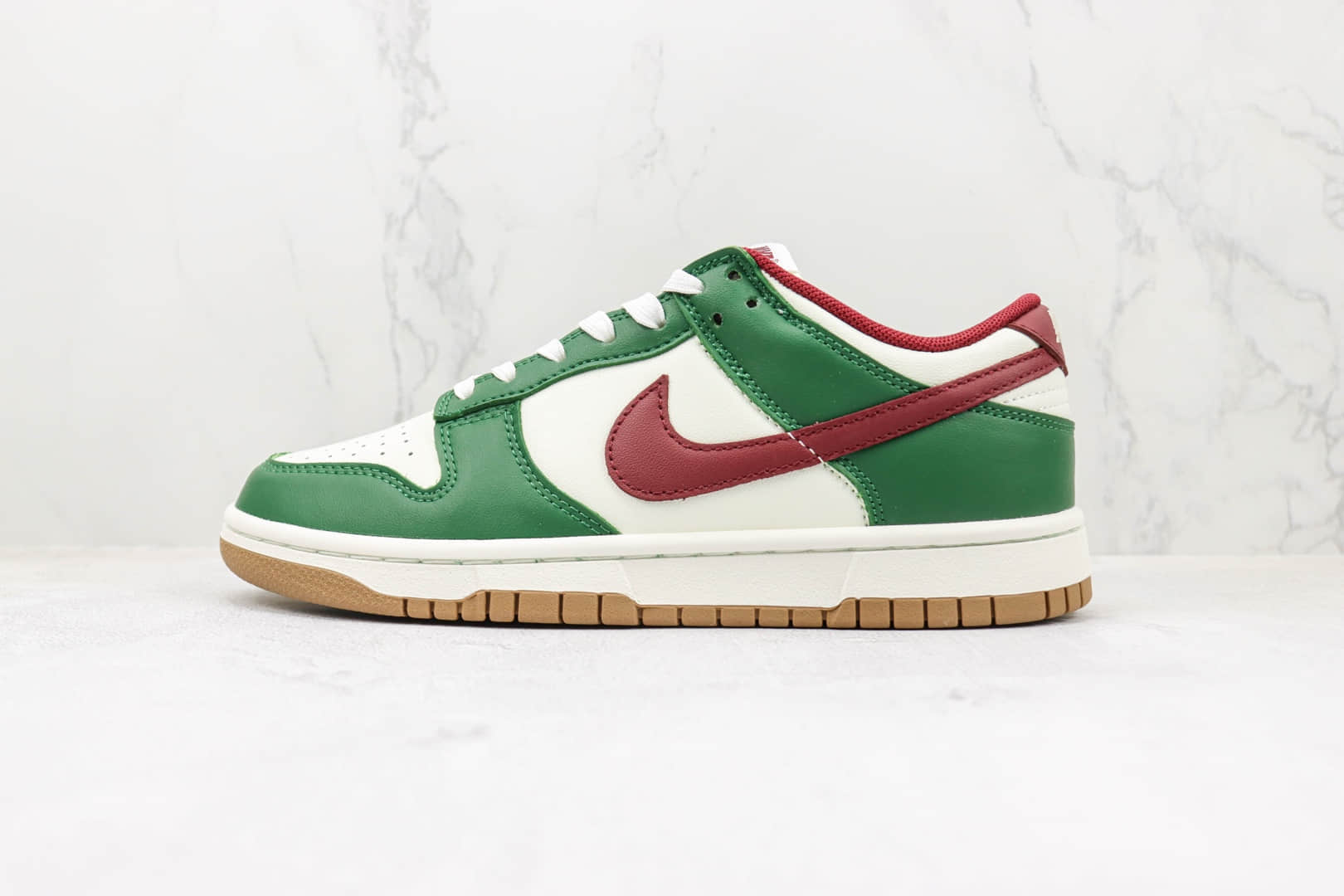 耐克Nike Dunk Low Gorge Green纯原版本低帮DUNK白绿色酒红钩配色板鞋 耐克DUNK系列校园板鞋 货号：FB7160-161