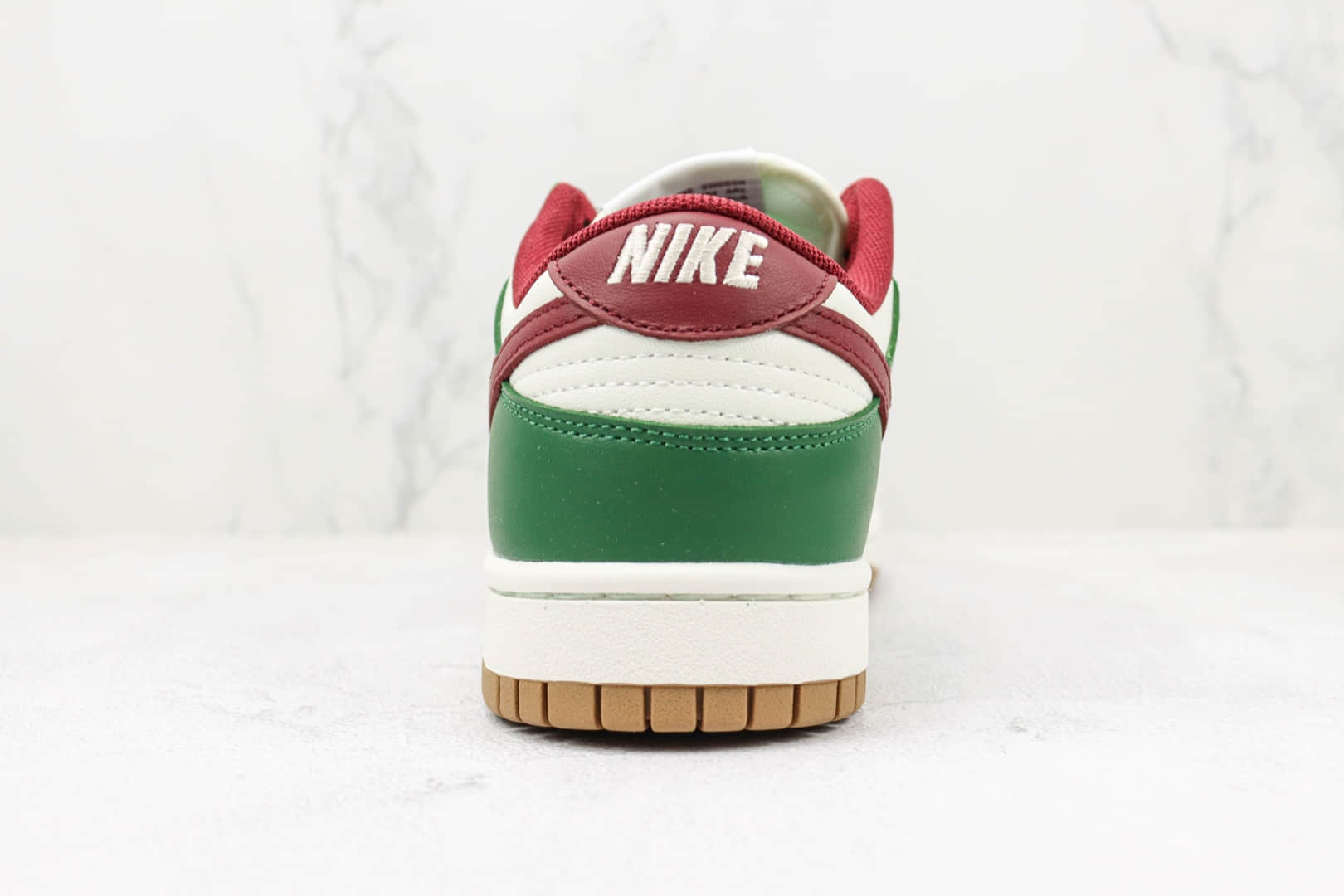 耐克Nike Dunk Low Gorge Green纯原版本低帮DUNK白绿色酒红钩配色板鞋 耐克DUNK系列校园板鞋 货号：FB7160-161