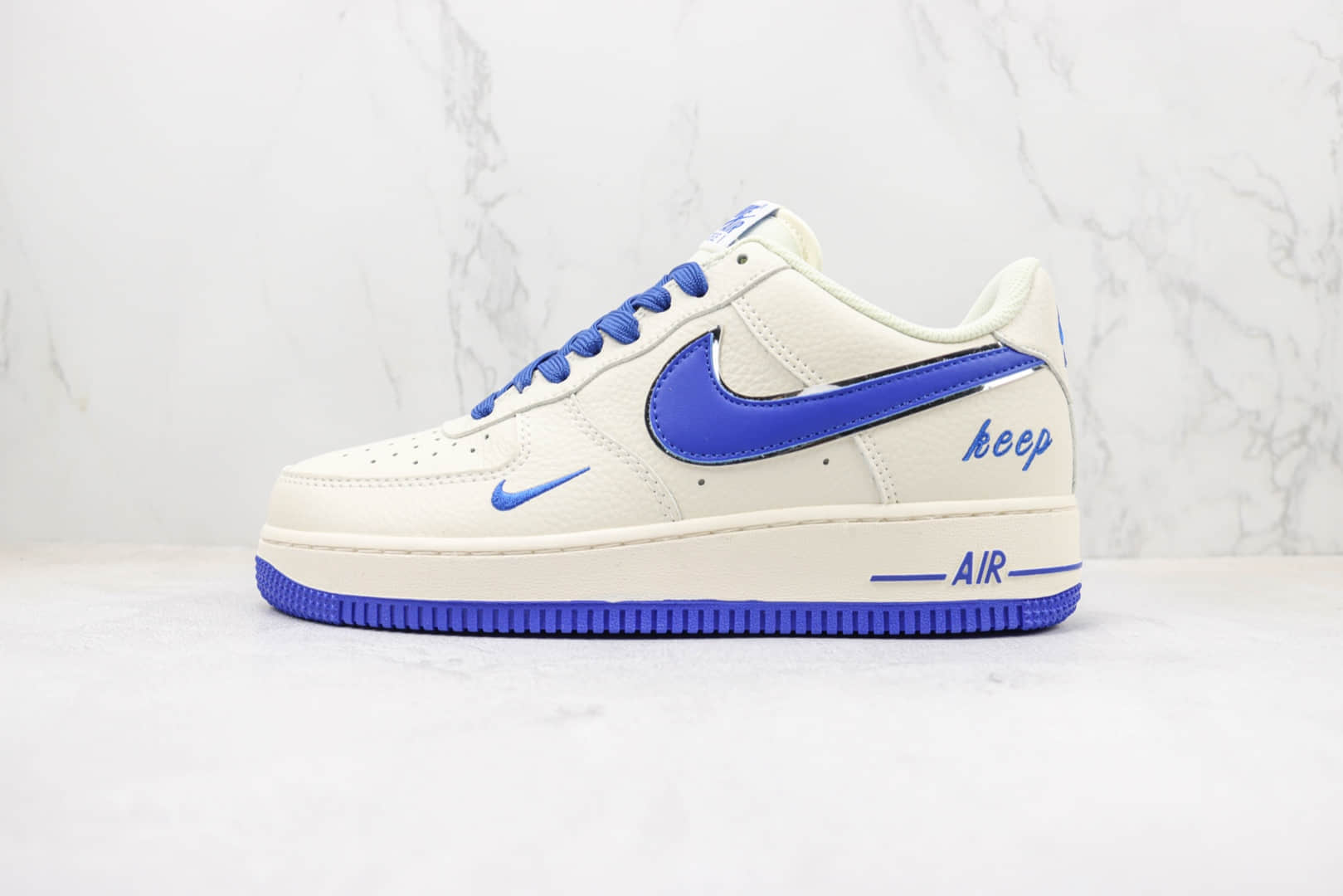 耐克Nike Air Force 1纯原版本低帮空军一号双勾白蓝色英文字母刺绣板鞋 莆田空军一号板鞋货源 货号：BM1996-077