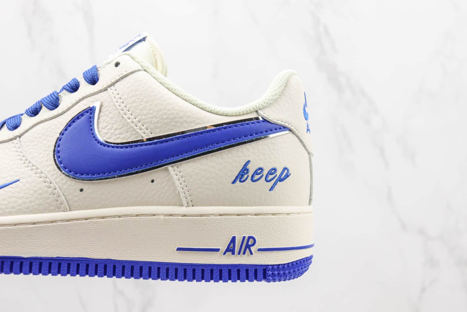 耐克Nike Air Force 1纯原版本低帮空军一号双勾白蓝色英文字母刺绣板鞋 莆田空军一号板鞋货源 货号：BM1996-077