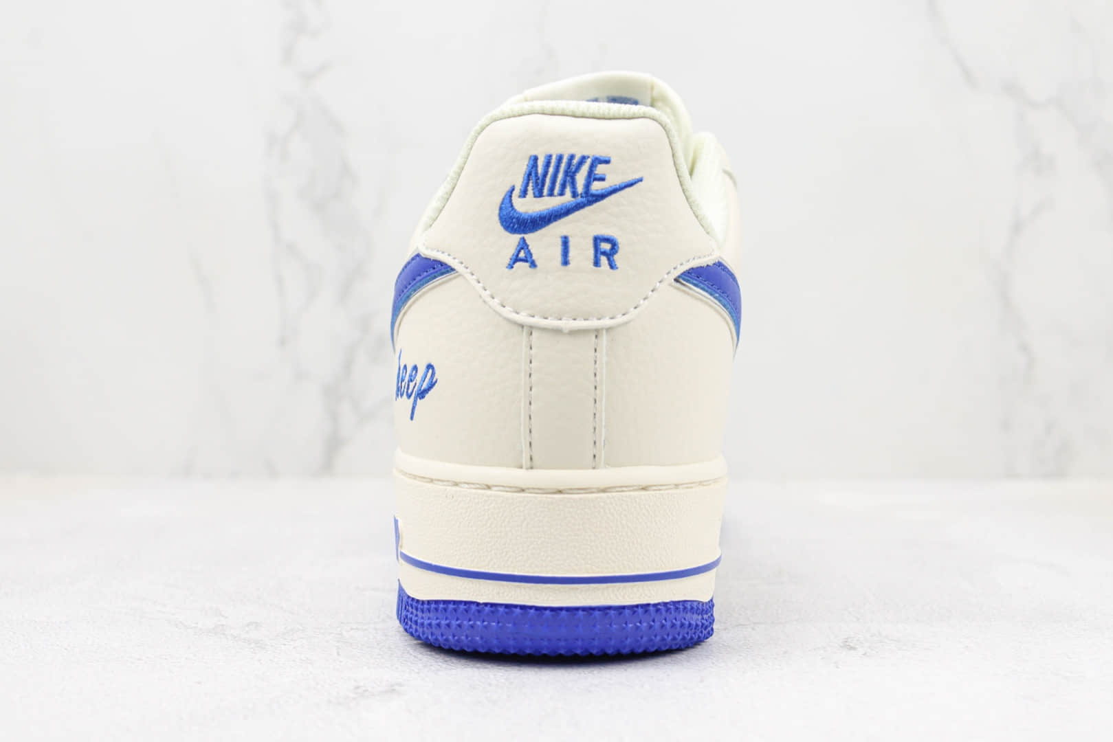耐克Nike Air Force 1纯原版本低帮空军一号双勾白蓝色英文字母刺绣板鞋 莆田空军一号板鞋货源 货号：BM1996-077