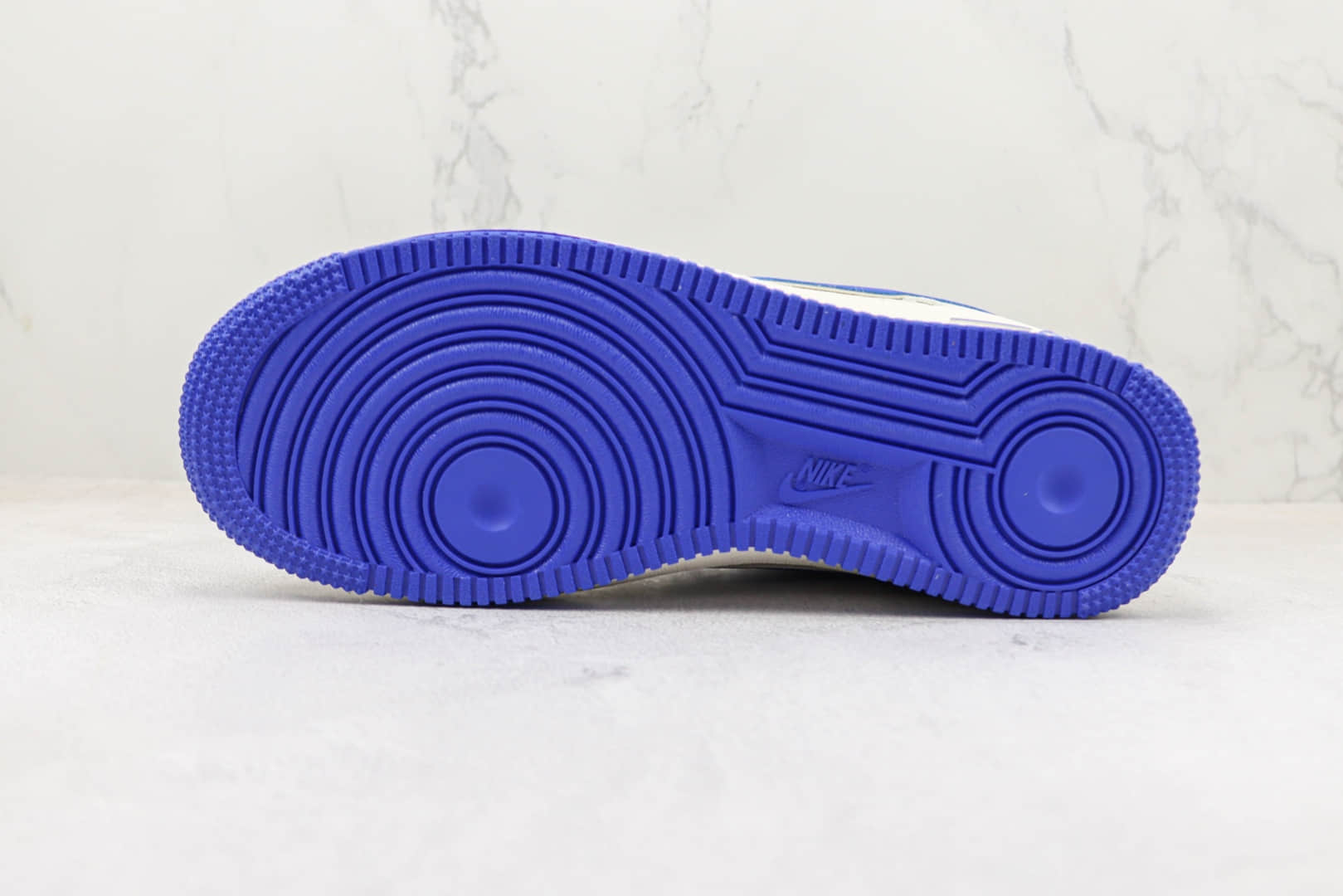 耐克Nike Air Force 1纯原版本低帮空军一号双勾白蓝色英文字母刺绣板鞋 莆田空军一号板鞋货源 货号：BM1996-077