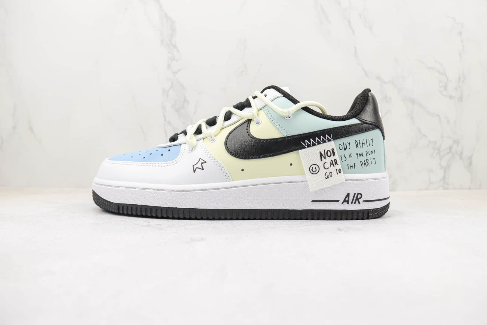 耐克Nike Air Force 1 '07 Low纯原版本低帮空军一号绑带白黄蓝拼色英文涂鸦印花板鞋 复刻耐克空军一号系列 货号：DH7561-102