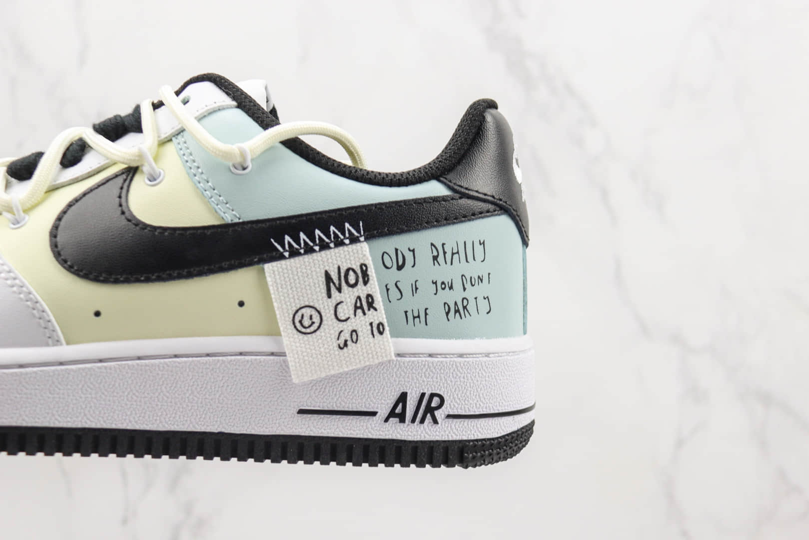 耐克Nike Air Force 1 '07 Low纯原版本低帮空军一号绑带白黄蓝拼色英文涂鸦印花板鞋 复刻耐克空军一号系列 货号：DH7561-102