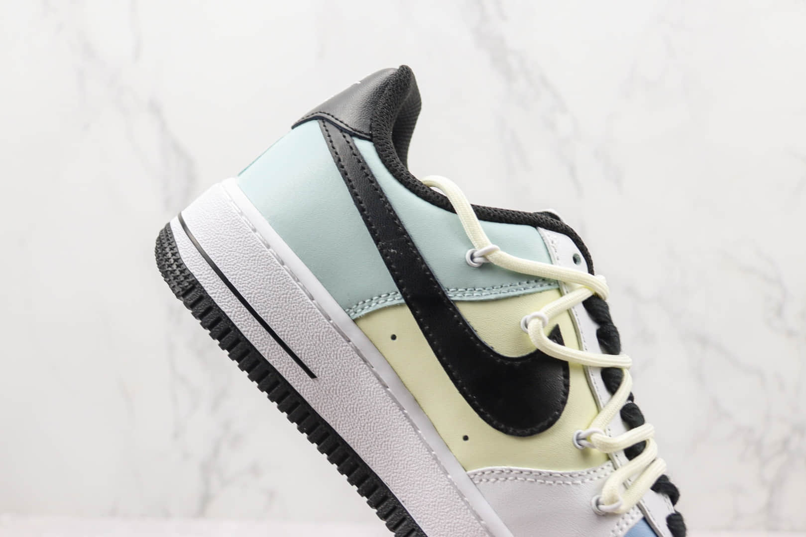 耐克Nike Air Force 1 '07 Low纯原版本低帮空军一号绑带白黄蓝拼色英文涂鸦印花板鞋 复刻耐克空军一号系列 货号：DH7561-102