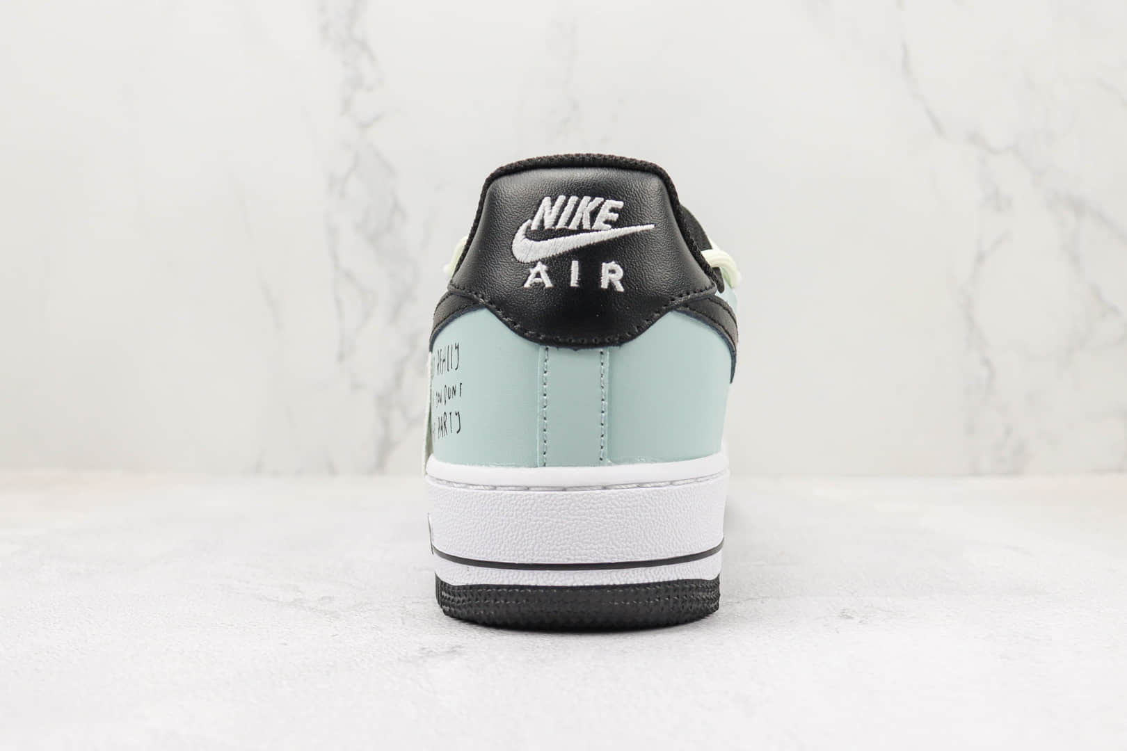 耐克Nike Air Force 1 '07 Low纯原版本低帮空军一号绑带白黄蓝拼色英文涂鸦印花板鞋 复刻耐克空军一号系列 货号：DH7561-102