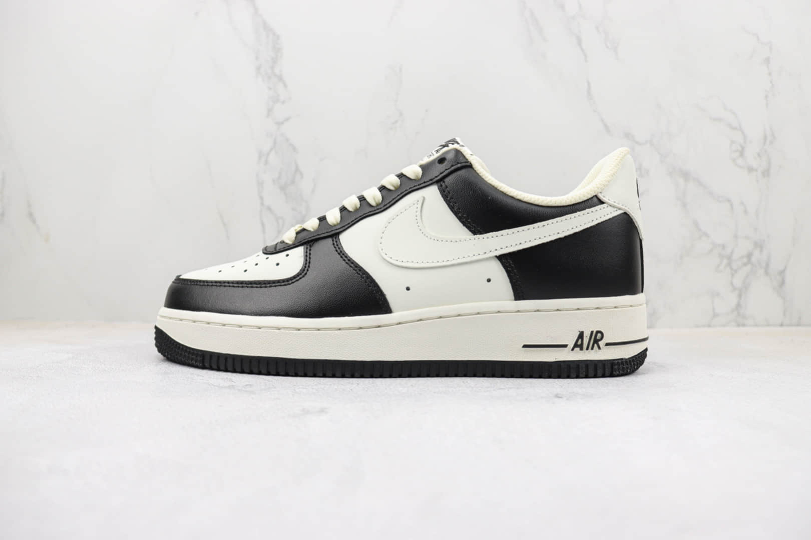 耐克Nike Air Force 1纯原版本空军一号黑白熊猫配色板鞋 莆田天花板空军一号系列板鞋 货号：FG5969-806