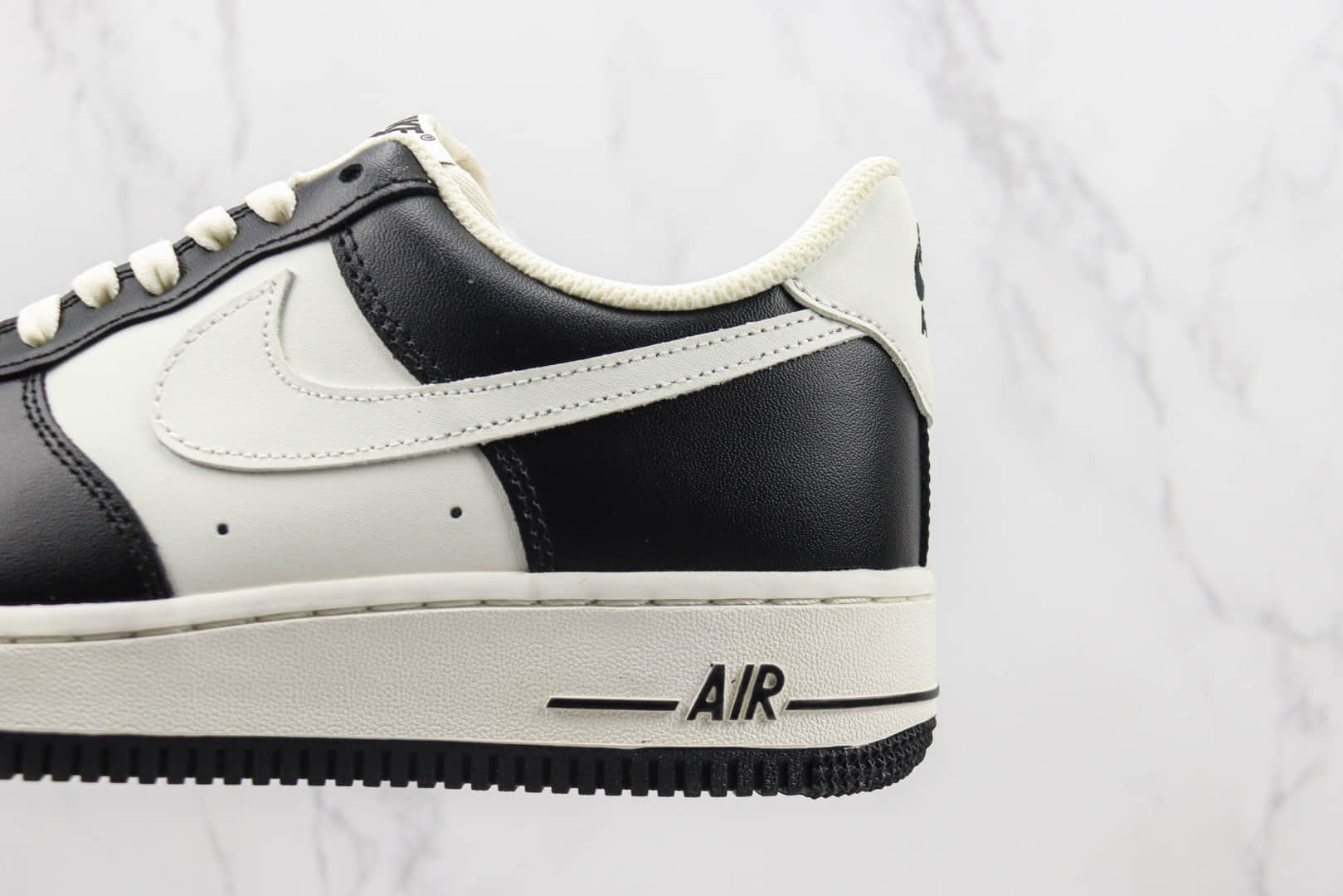 耐克Nike Air Force 1纯原版本空军一号黑白熊猫配色板鞋 莆田天花板空军一号系列板鞋 货号：FG5969-806