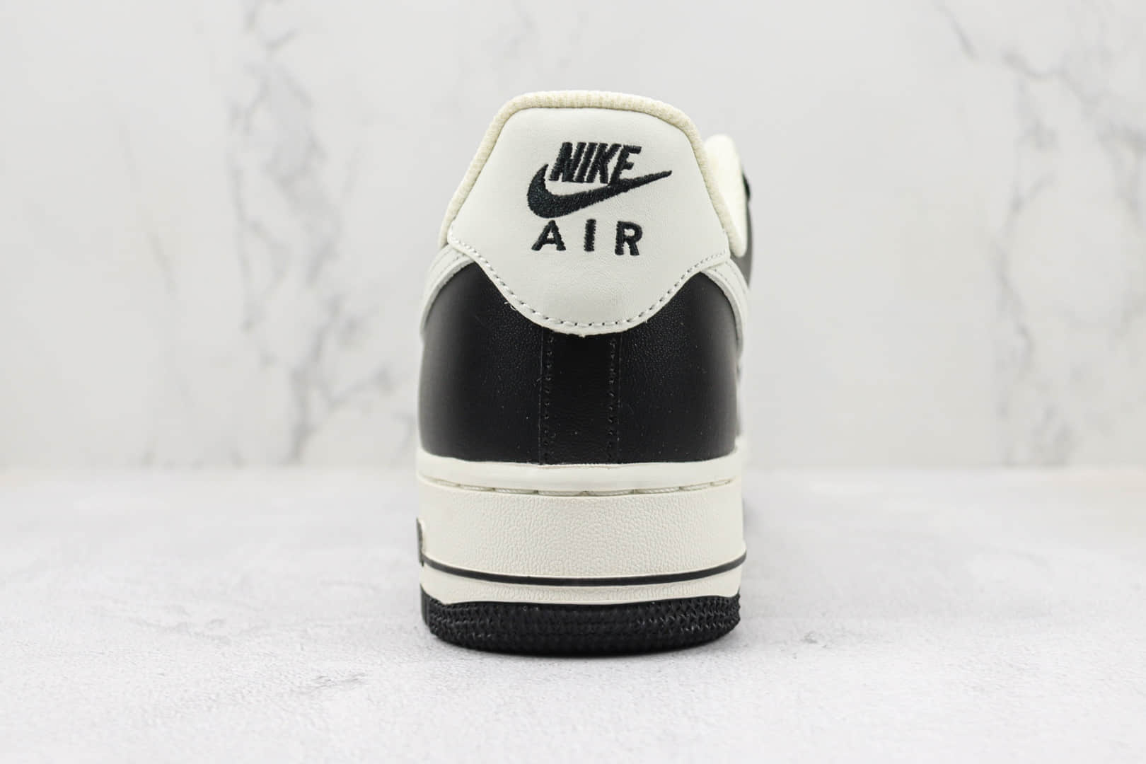 耐克Nike Air Force 1纯原版本空军一号黑白熊猫配色板鞋 莆田天花板空军一号系列板鞋 货号：FG5969-806