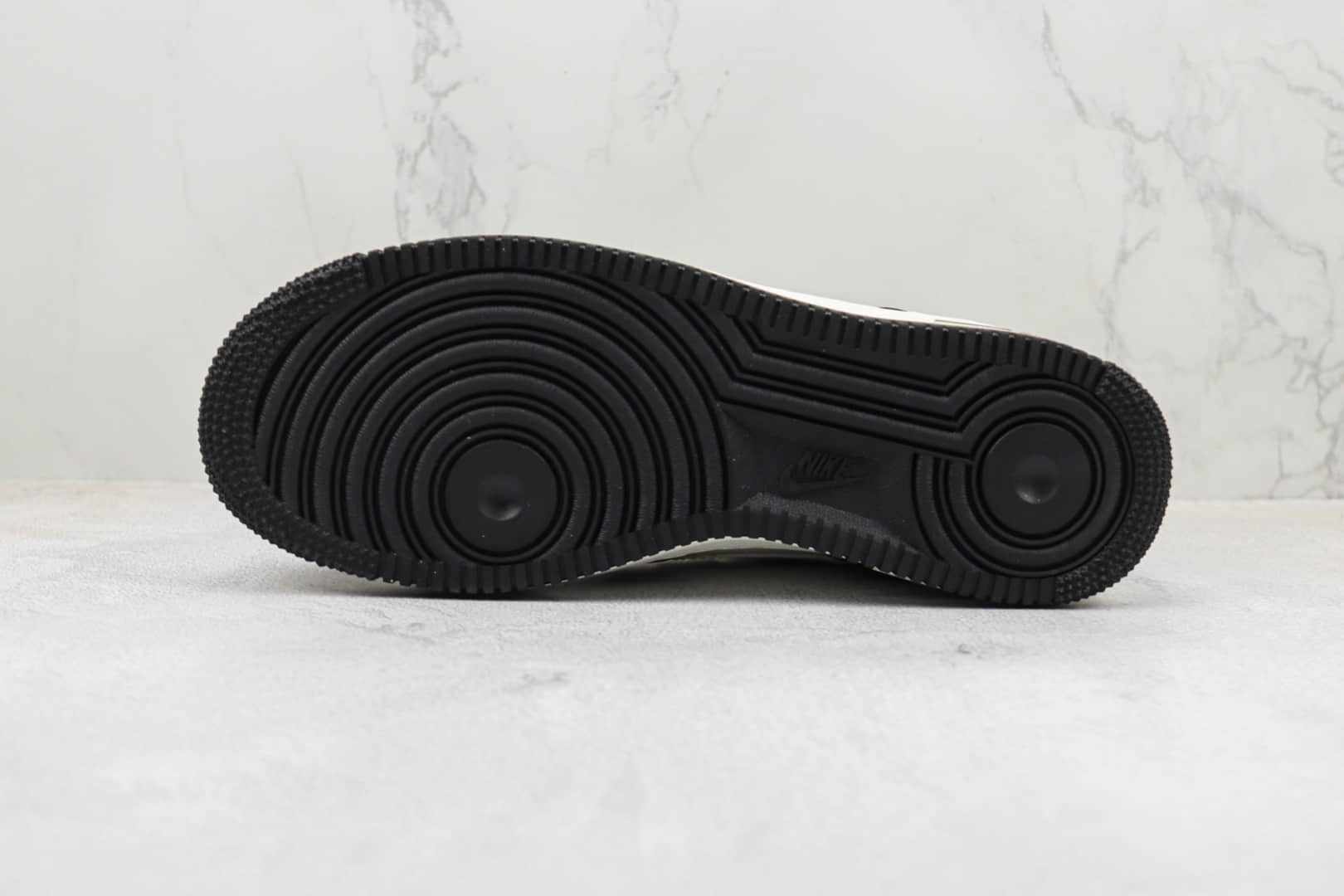 耐克Nike Air Force 1纯原版本空军一号黑白熊猫配色板鞋 莆田天花板空军一号系列板鞋 货号：FG5969-806
