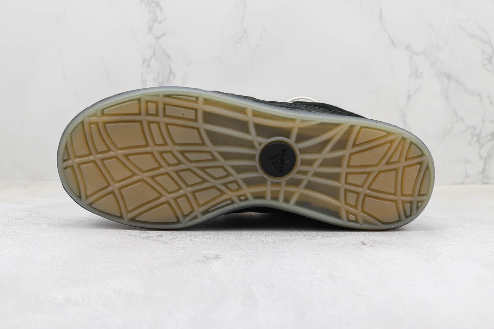 阿迪达斯adidas Adimatic Low纯原版本马蒂奇黑粉色鲨鱼面包鞋 莆田复刻阿迪达斯 货号：GY2092