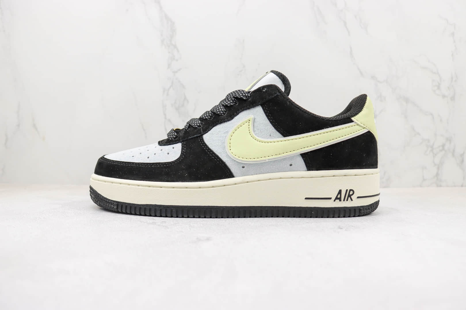 耐克Nike Air Force 1纯原版本空军一号麂皮AF1黑白熊猫米黄钩板鞋 莆田天花板空军一号系列板鞋 货号：DE0023-806