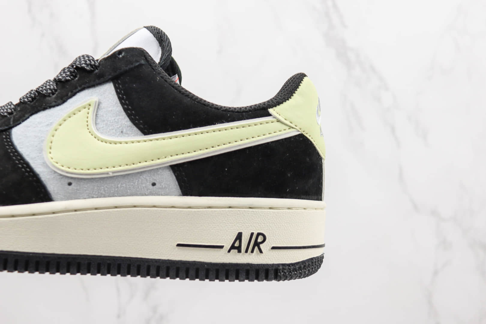 耐克Nike Air Force 1纯原版本空军一号麂皮AF1黑白熊猫米黄钩板鞋 莆田天花板空军一号系列板鞋 货号：DE0023-806