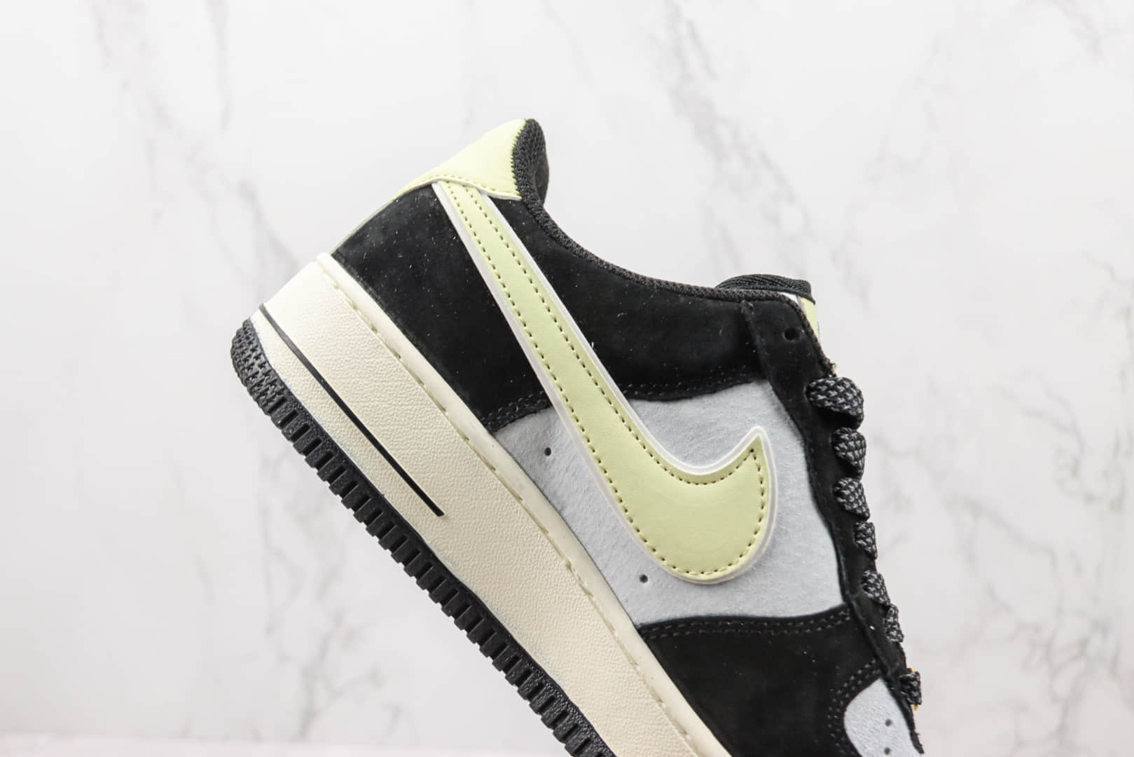 耐克Nike Air Force 1纯原版本空军一号麂皮AF1黑白熊猫米黄钩板鞋 莆田天花板空军一号系列板鞋 货号：DE0023-806