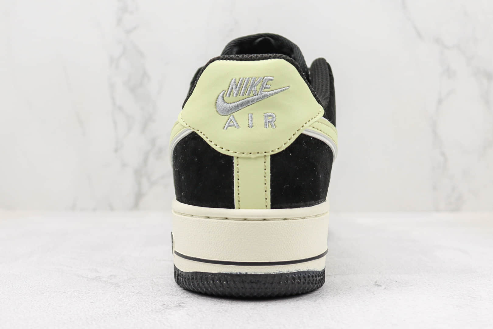 耐克Nike Air Force 1纯原版本空军一号麂皮AF1黑白熊猫米黄钩板鞋 莆田天花板空军一号系列板鞋 货号：DE0023-806