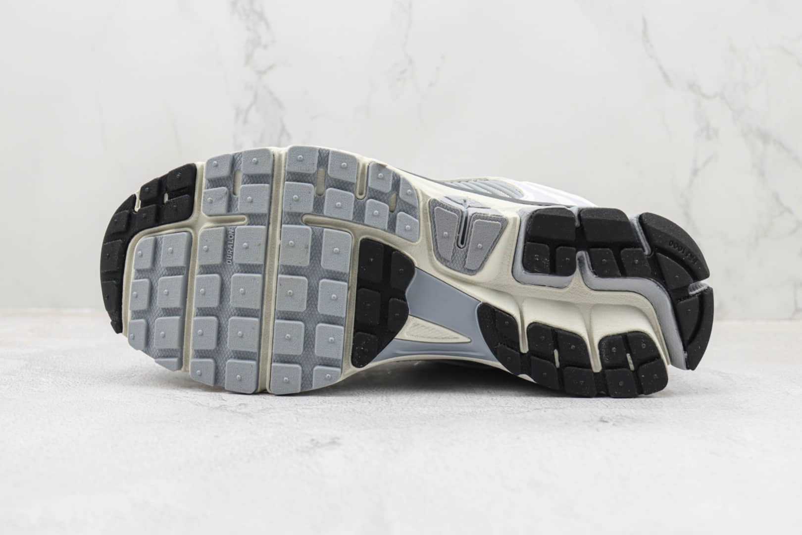 耐克Nike Zoom Vomero 5纯原版本佛莫罗5代灰白色复古慢跑鞋 莆田复刻耐克 货号：FD9919-001
