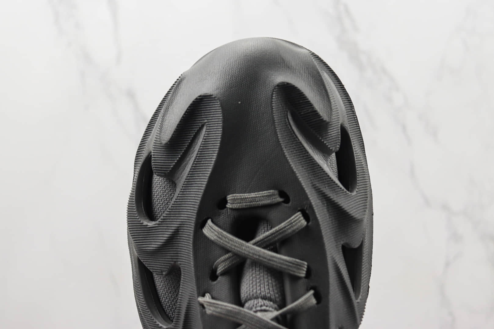 阿迪达斯adidas originals adiFOM Q纯原版本深灰色凉鞋洞洞鞋 莆田阿迪达斯货源 货号：IE7448