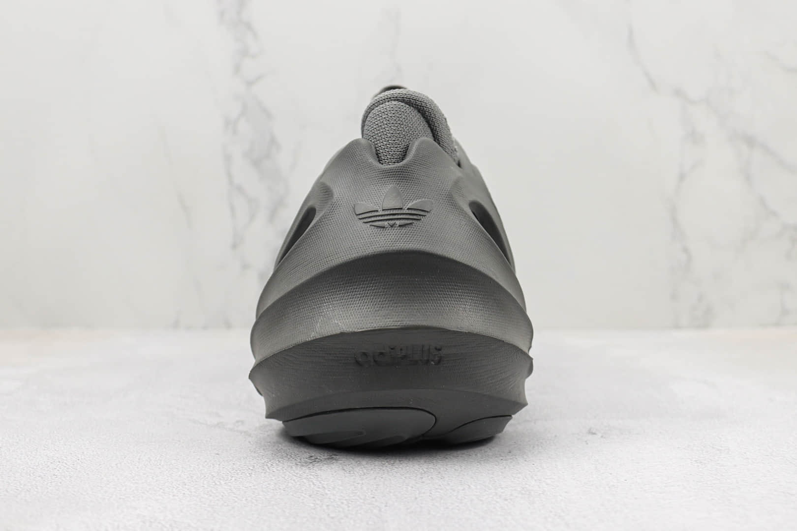 阿迪达斯adidas originals adiFOM Q纯原版本深灰色凉鞋洞洞鞋 莆田阿迪达斯货源 货号：IE7448