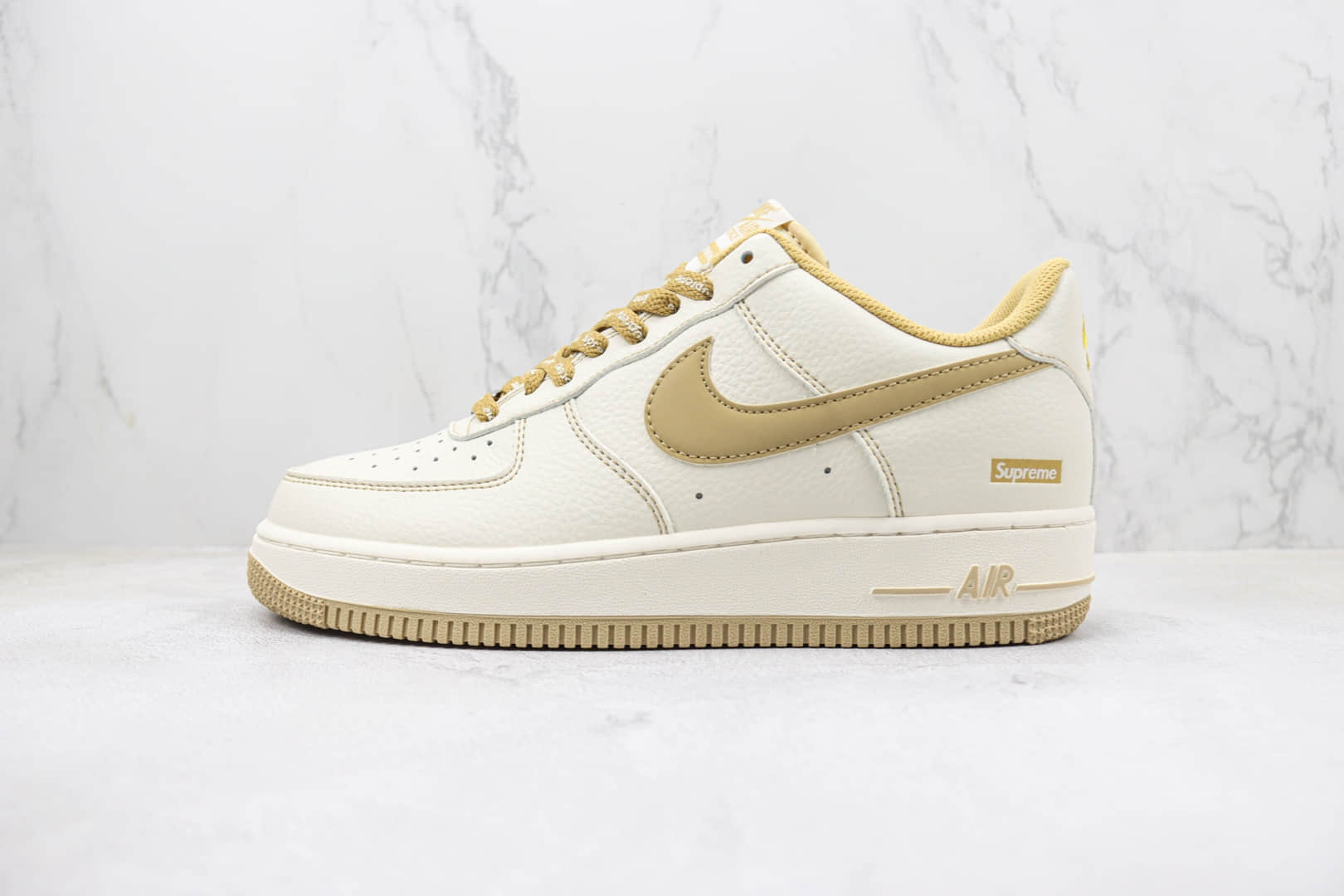 耐克Supreme x Nike Air Force 1'07 Low纯原版本SUP联名款低帮空军一号米卡其色板鞋 莆田天花板AF1系列 货号：SU0220-011