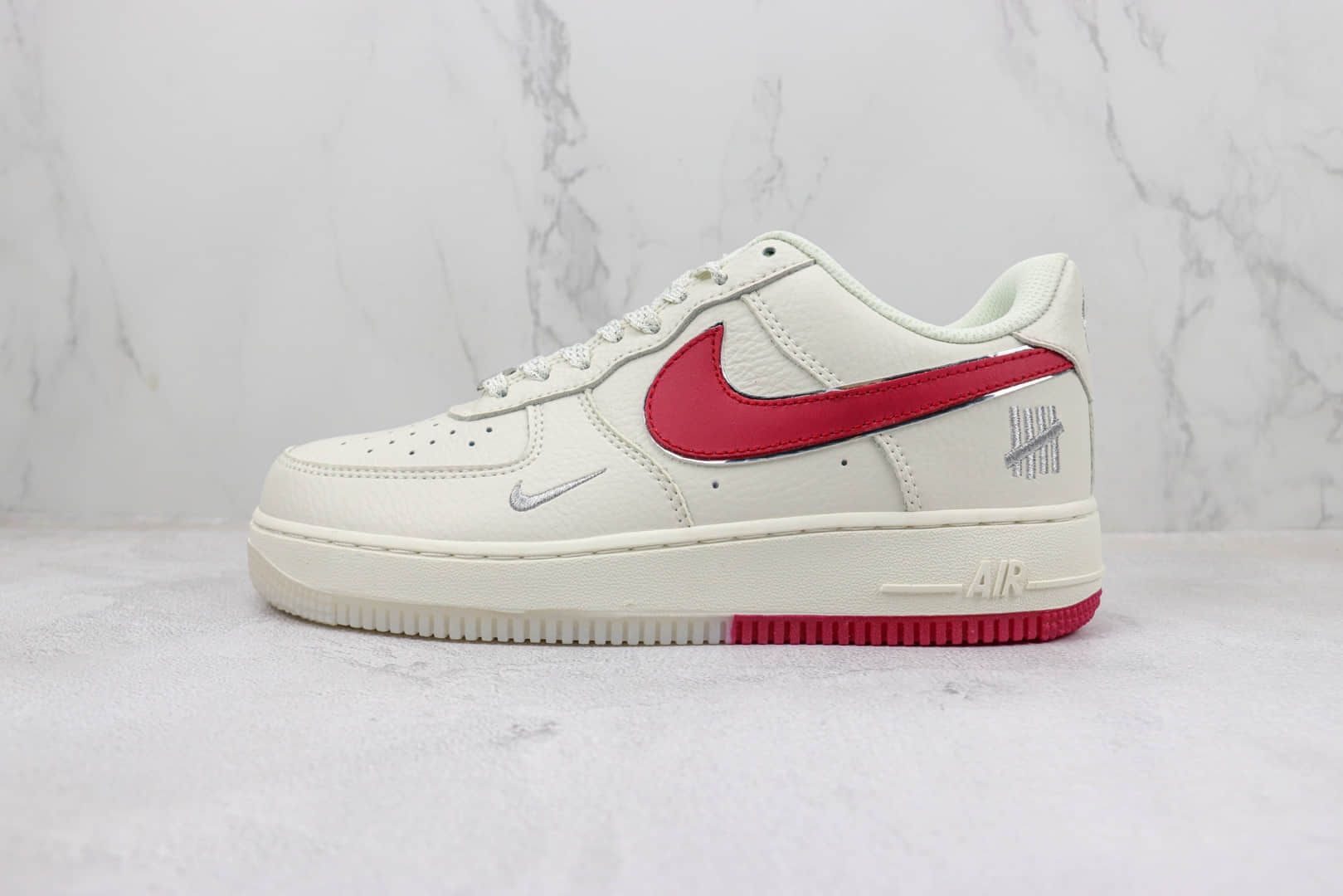 耐克Nike Air Force 1'07 Low纯原版本低帮空军一号UN联名白红色板鞋 莆田天花板AF1系列 货号：BS9055-732