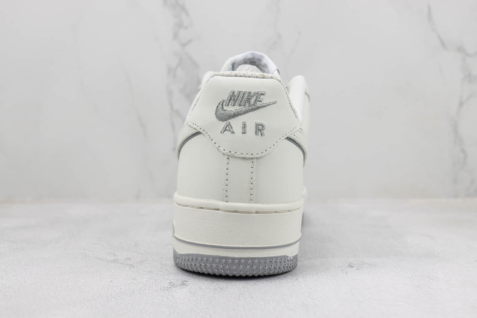 耐克Nike Air Force 1纯原版本空军一号白灰拼接板鞋 莆田复刻耐克 货号：AV0303-726