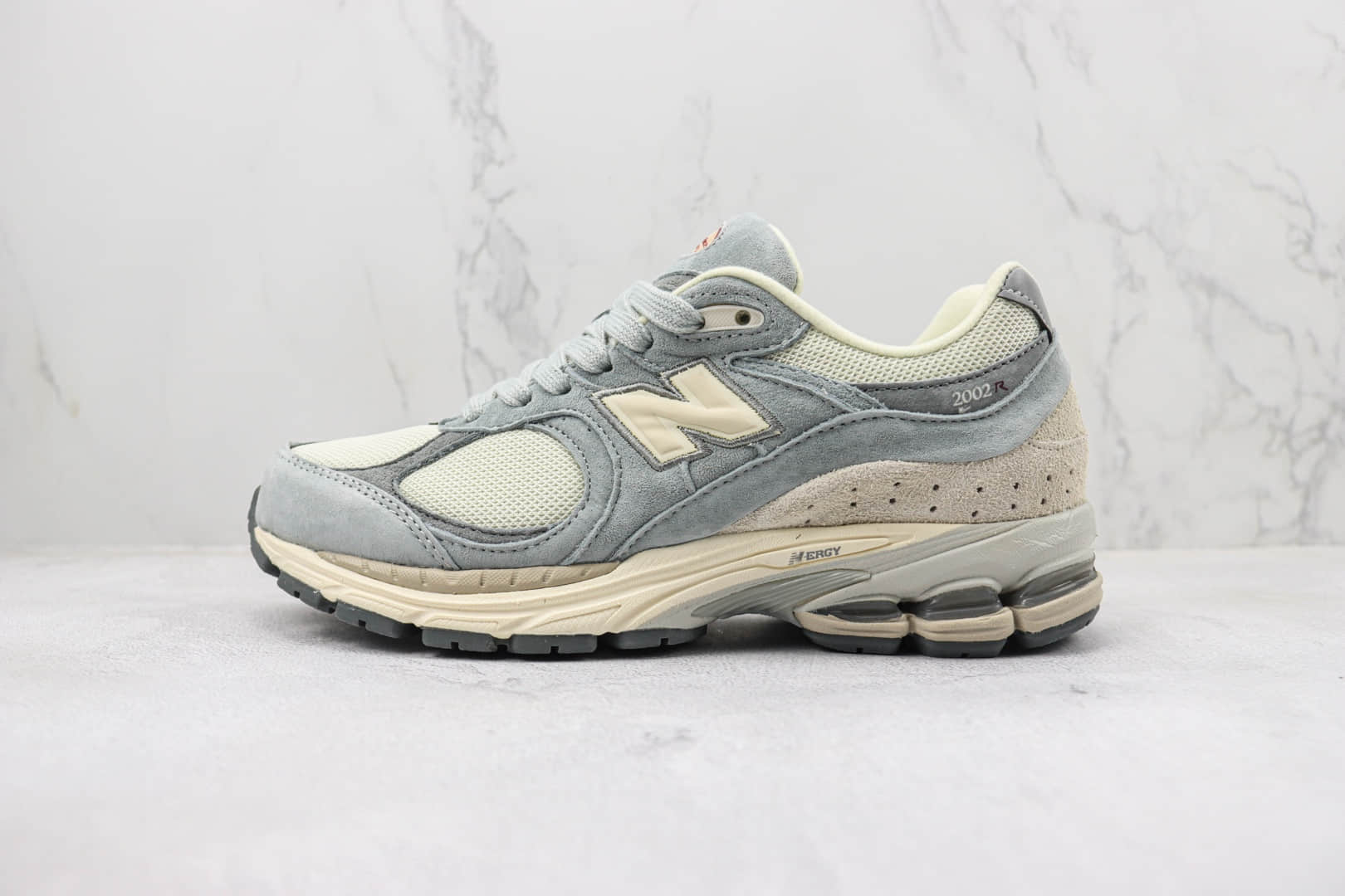 新百伦New Balance 2002R纯原版本NB2002R浅米灰色复古跑鞋 莆田新百伦货源 货号：M2002RLN