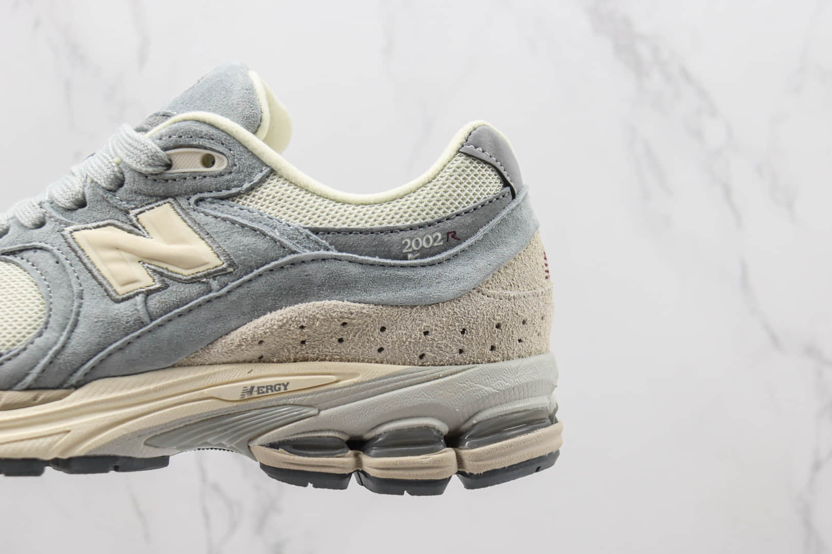 新百伦New Balance 2002R纯原版本NB2002R浅米灰色复古跑鞋 莆田新百伦货源 货号：M2002RLN