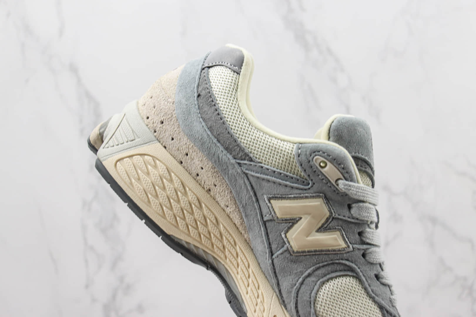 新百伦New Balance 2002R纯原版本NB2002R浅米灰色复古跑鞋 莆田新百伦货源 货号：M2002RLN