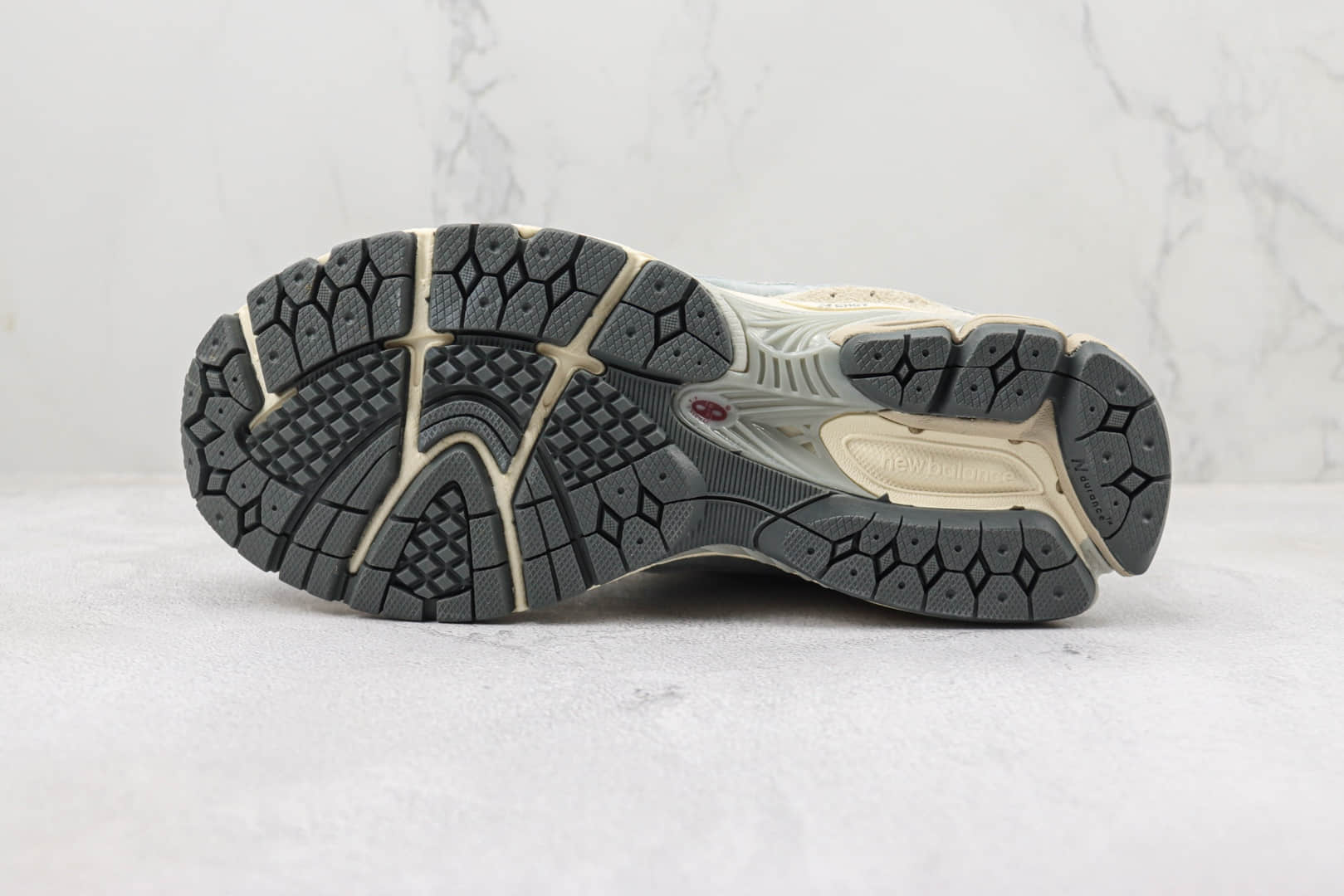 新百伦New Balance 2002R纯原版本NB2002R浅米灰色复古跑鞋 莆田新百伦货源 货号：M2002RLN