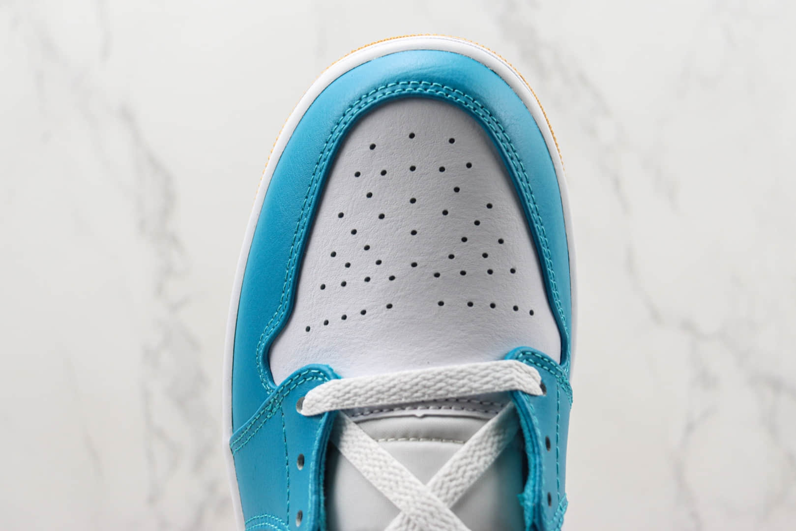 乔丹Air Jordan 1 Mid纯原版本中帮AJ1蓝白色篮球鞋 莆田天花板AJ1系列 货号：DQ8426-400