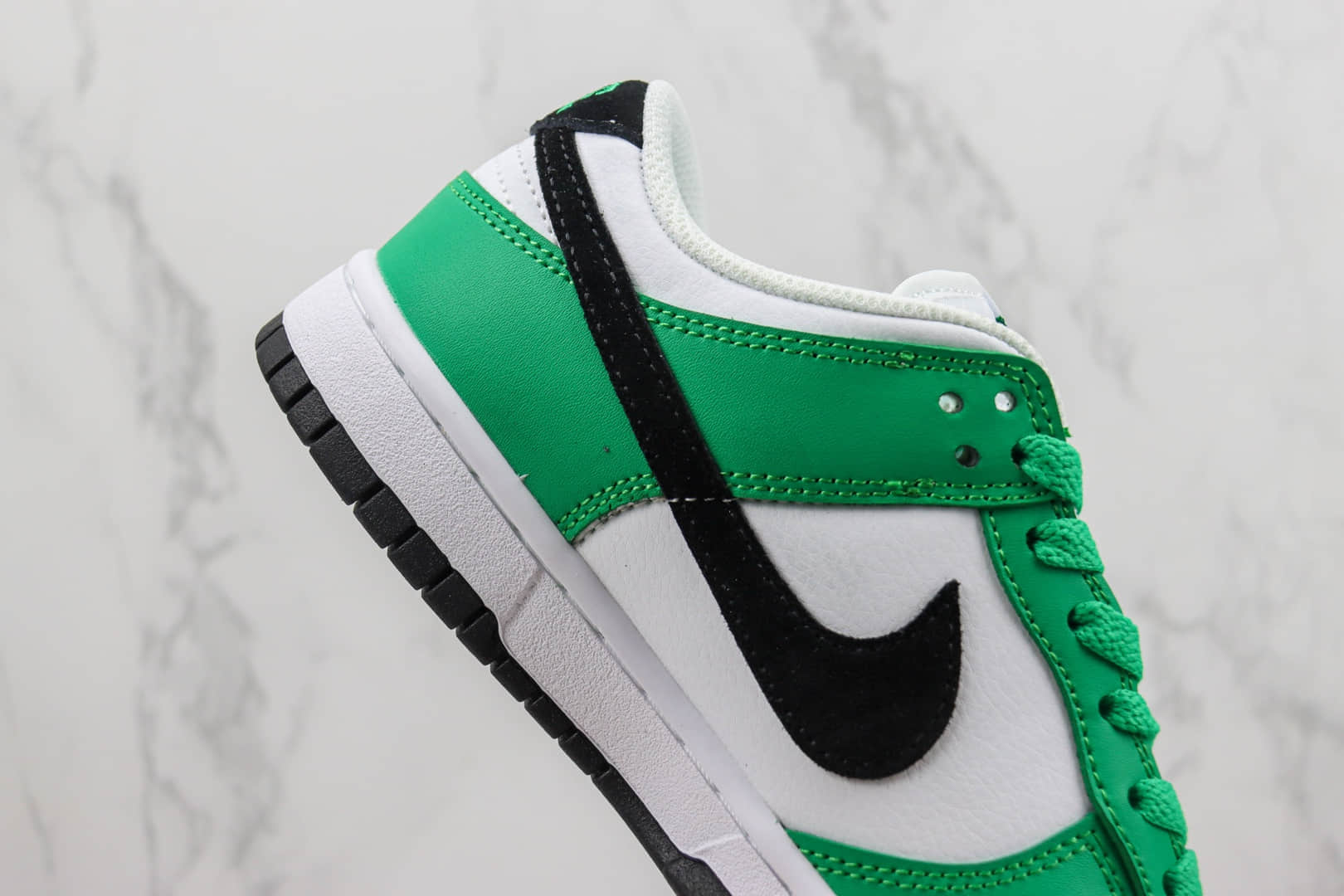 耐克Nike SB Dunk Low纯原版本低帮SB Dunk白绿黑勾板鞋 莆田天花板Dunk系列 货号：FN3612-300