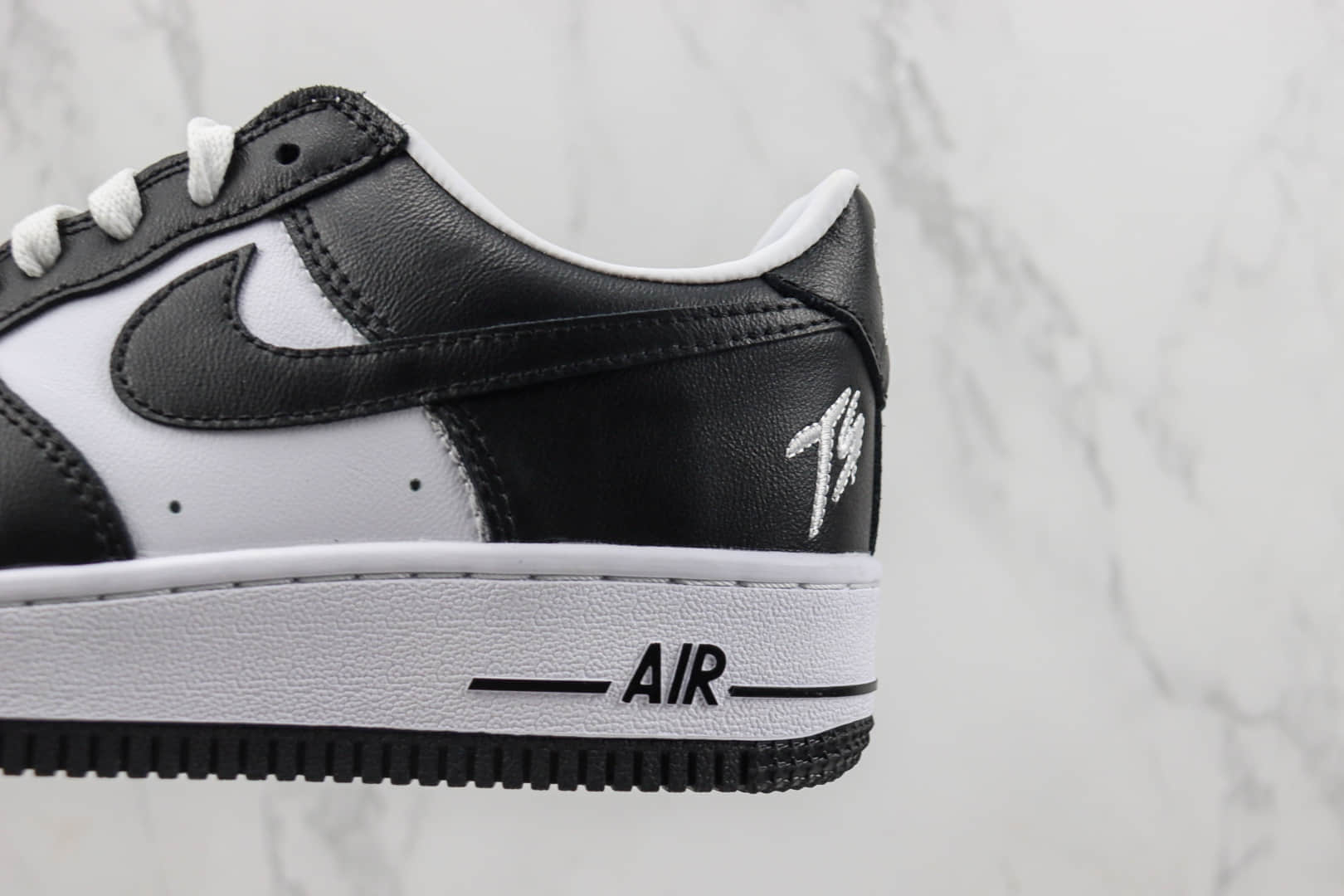 耐克Nike Air Force 1 '07 Low纯原版本低帮空军一号黑白TS刺绣板鞋 莆田耐克货源 货号：FJ5756-100