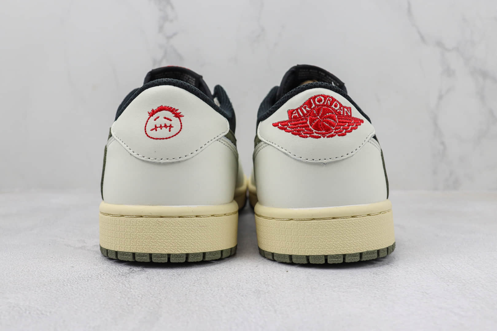 乔丹Travis Scott x Air Jordan 1 Low OG “Olive”纯原版本TS联名AJ1低帮倒钩橄榄绿板鞋 莆田天花板AJ1系列 货号：DZ4137-106