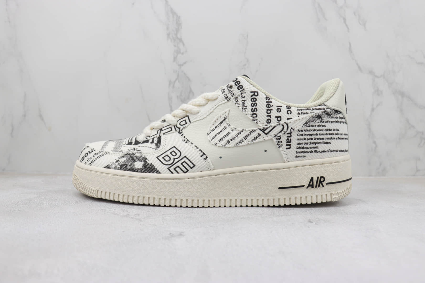 耐克Nike Air Force 1 Low纯原版本低帮空军一号报纸英文印花板鞋 莆田耐克工厂 货号：FB0607-033