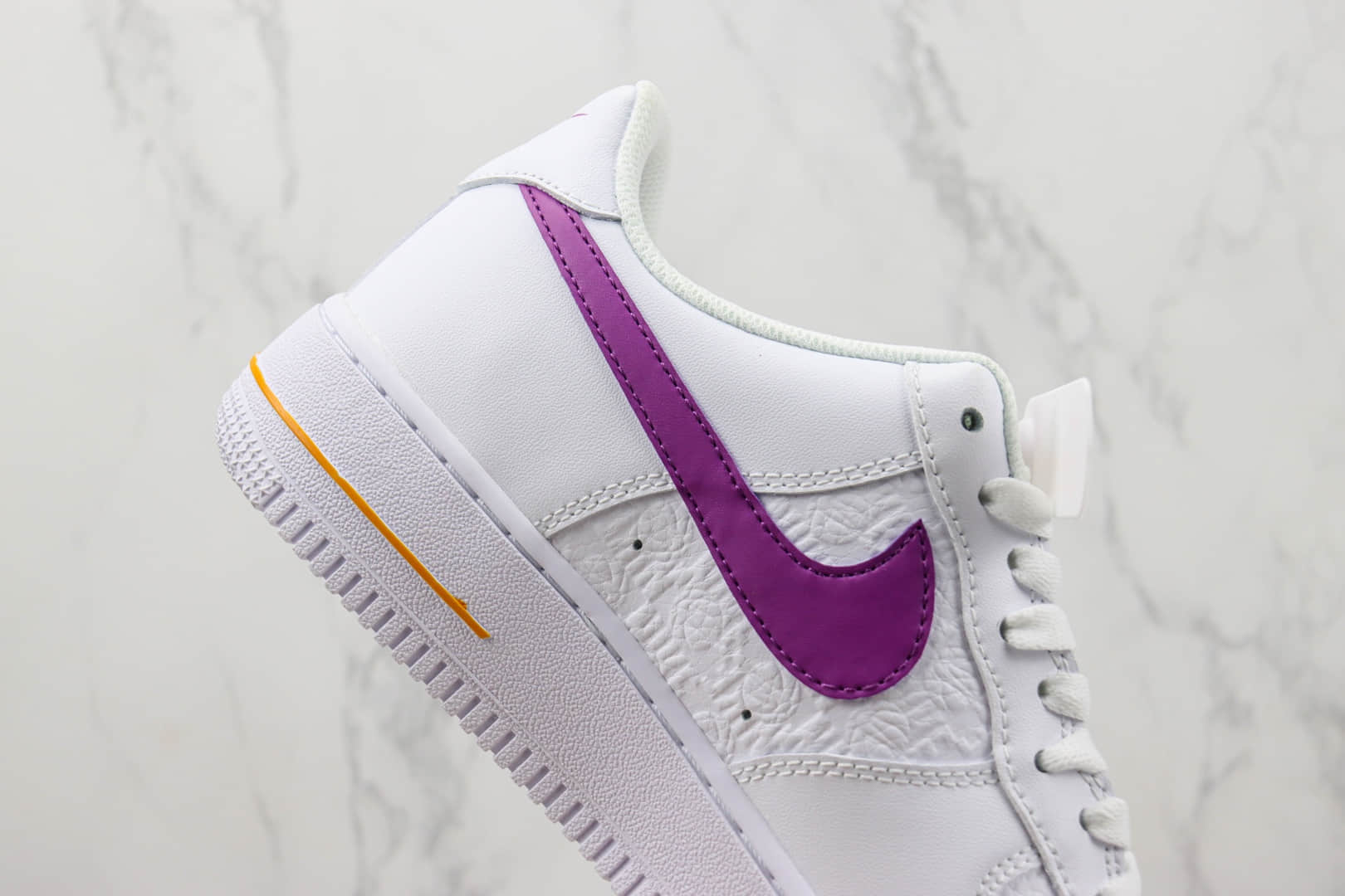 耐克Nike Air Force 1 Low纯原版本空军一号低帮AF1白紫浮雕印花板鞋 莆田天花板AF1系列 货号：FJ4209-100