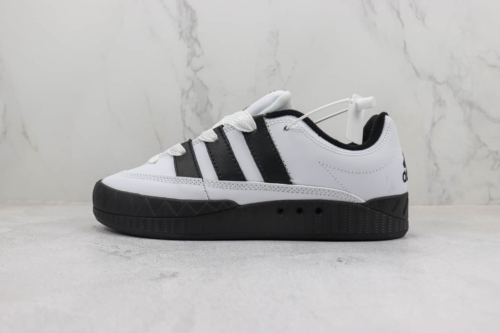 阿迪达斯adidas Originals Adimatic Low纯原版本马蒂奇系列白黑色鲨鱼面包鞋 莆田阿迪达斯货源 货号：ID7717