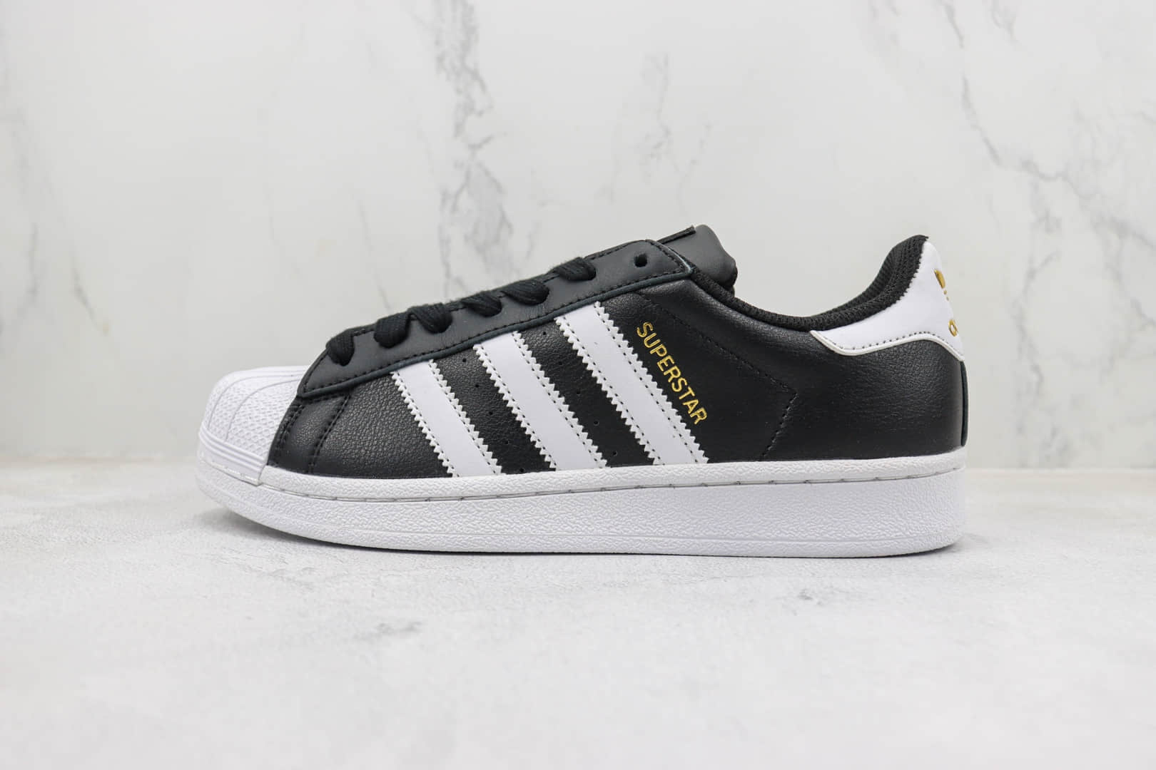 阿迪达斯adidas Originals Superstar Bold纯原版本三叶草贝壳头黑白金板鞋 莆田阿迪达斯货源 货号：FV3335