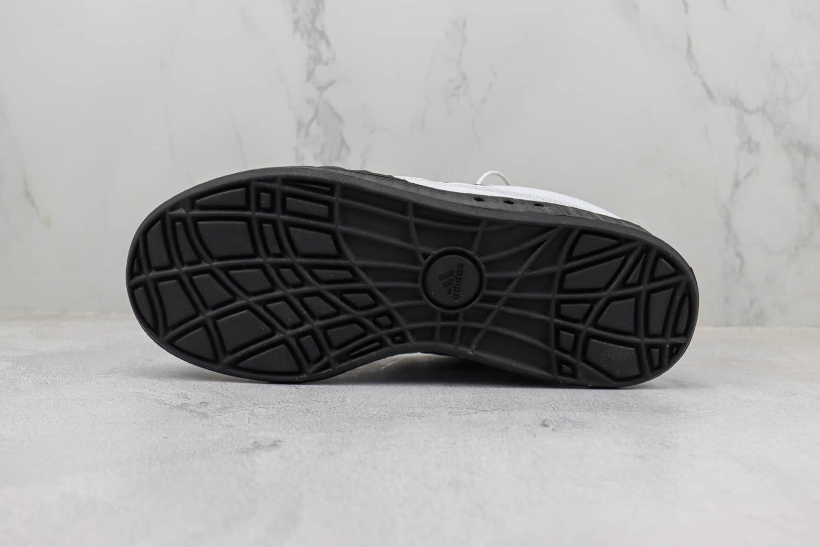 阿迪达斯adidas Originals Adimatic Low纯原版本马蒂奇系列白黑色鲨鱼面包鞋 莆田阿迪达斯货源 货号：ID7717