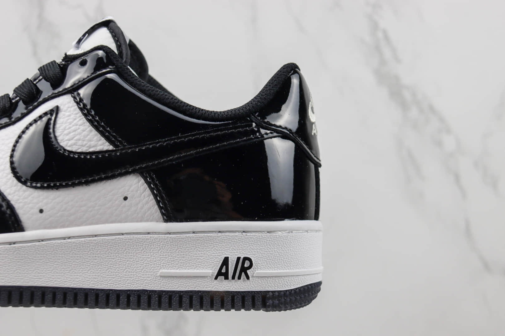 耐克Nike Air Force 1 Low纯原版本空军一号低帮AF1黑白漆皮 莆田耐克货源 货号：HP3658-588