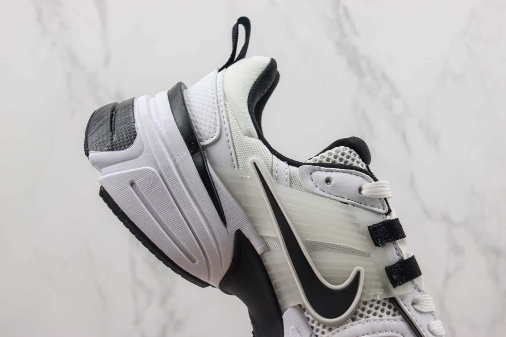 耐克Nike V2K Run Runtekk纯原版本V2K白黑色复古跑鞋 莆田耐克工厂 货号：FD0736-102