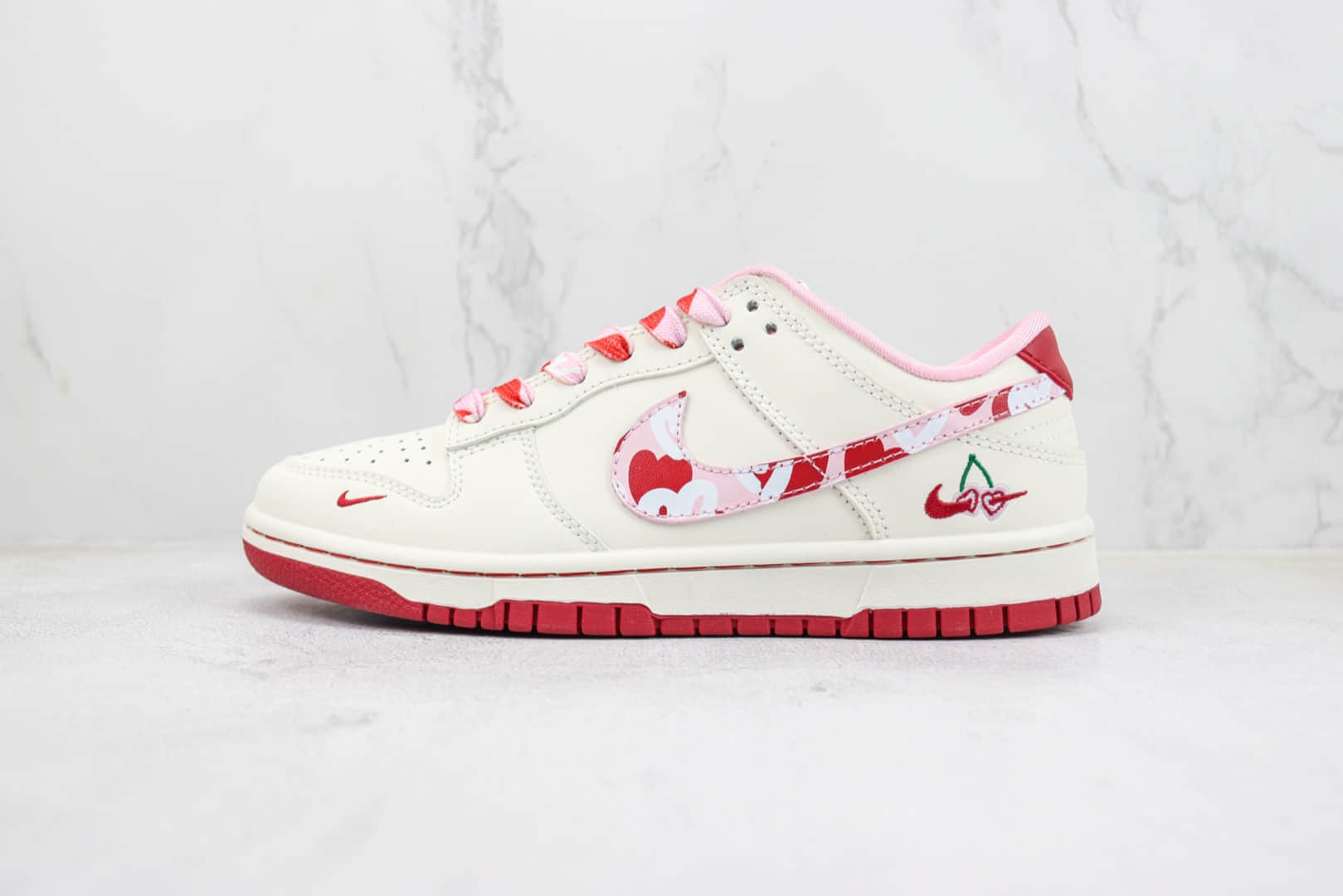 耐克Nike SB Dunk Low纯原版本低帮SB Dunk情人节白红樱桃板鞋 莆田天花板Dunk 货号：FC1688-118