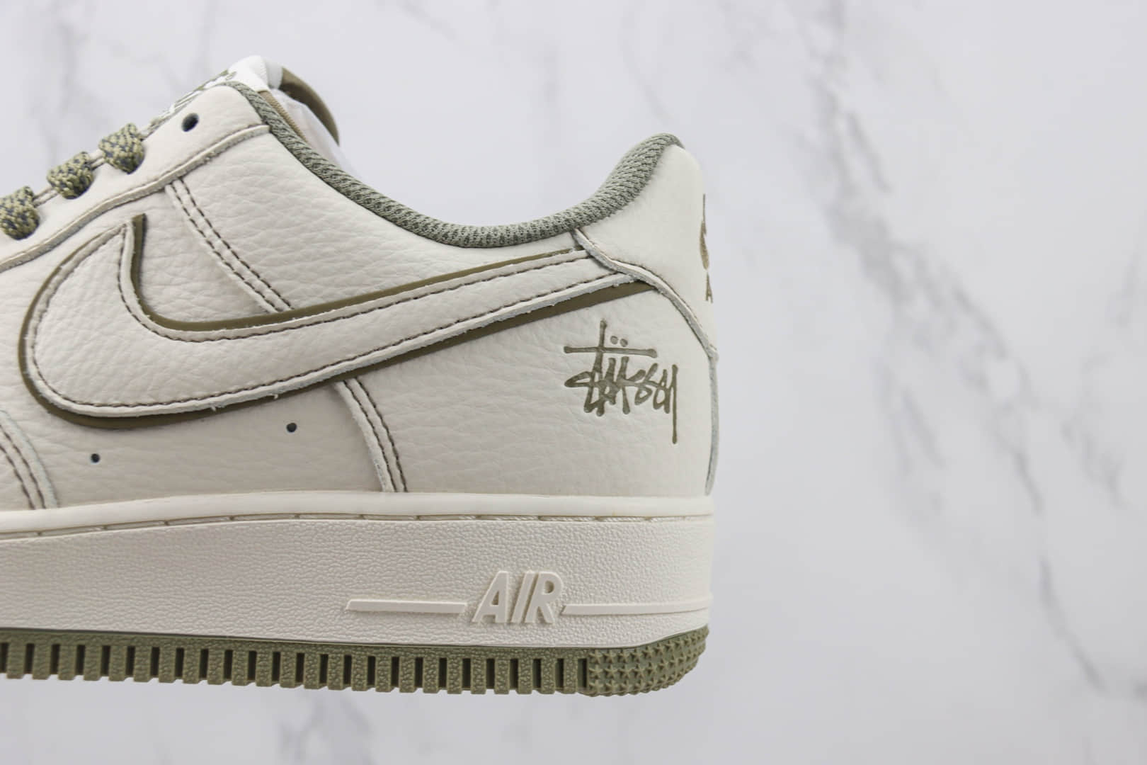 耐克Nike Air Force 1 Low纯原版本斯图西空军一号低帮AF1白橄榄绿3M反光板鞋 莆田耐克工厂 货号：UN1635-777