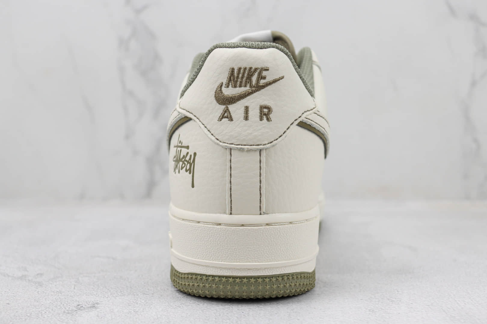 耐克Nike Air Force 1 Low纯原版本斯图西空军一号低帮AF1白橄榄绿3M反光板鞋 莆田耐克工厂 货号：UN1635-777