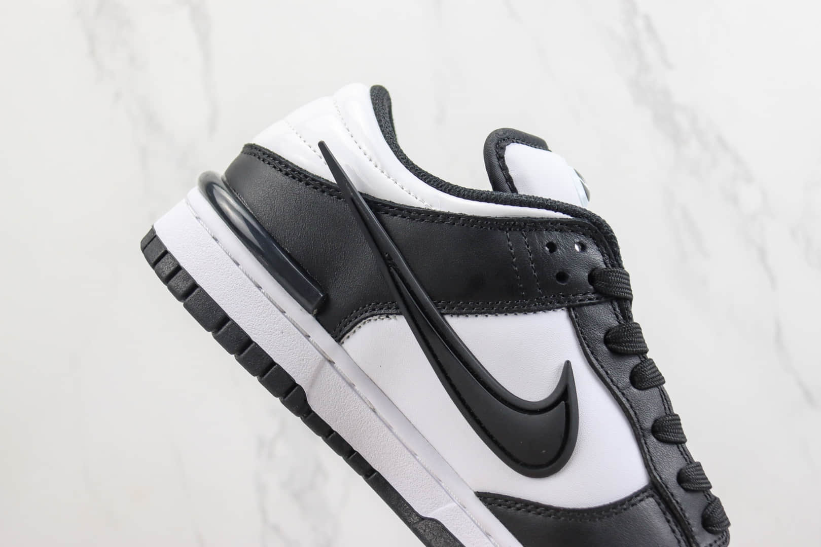 耐克Nike SB Dunk Low Twist“Panda”纯原版本低帮SB Dunk黑白熊猫立体勾子板鞋 莆田耐克货源 货号：DZ2794-001