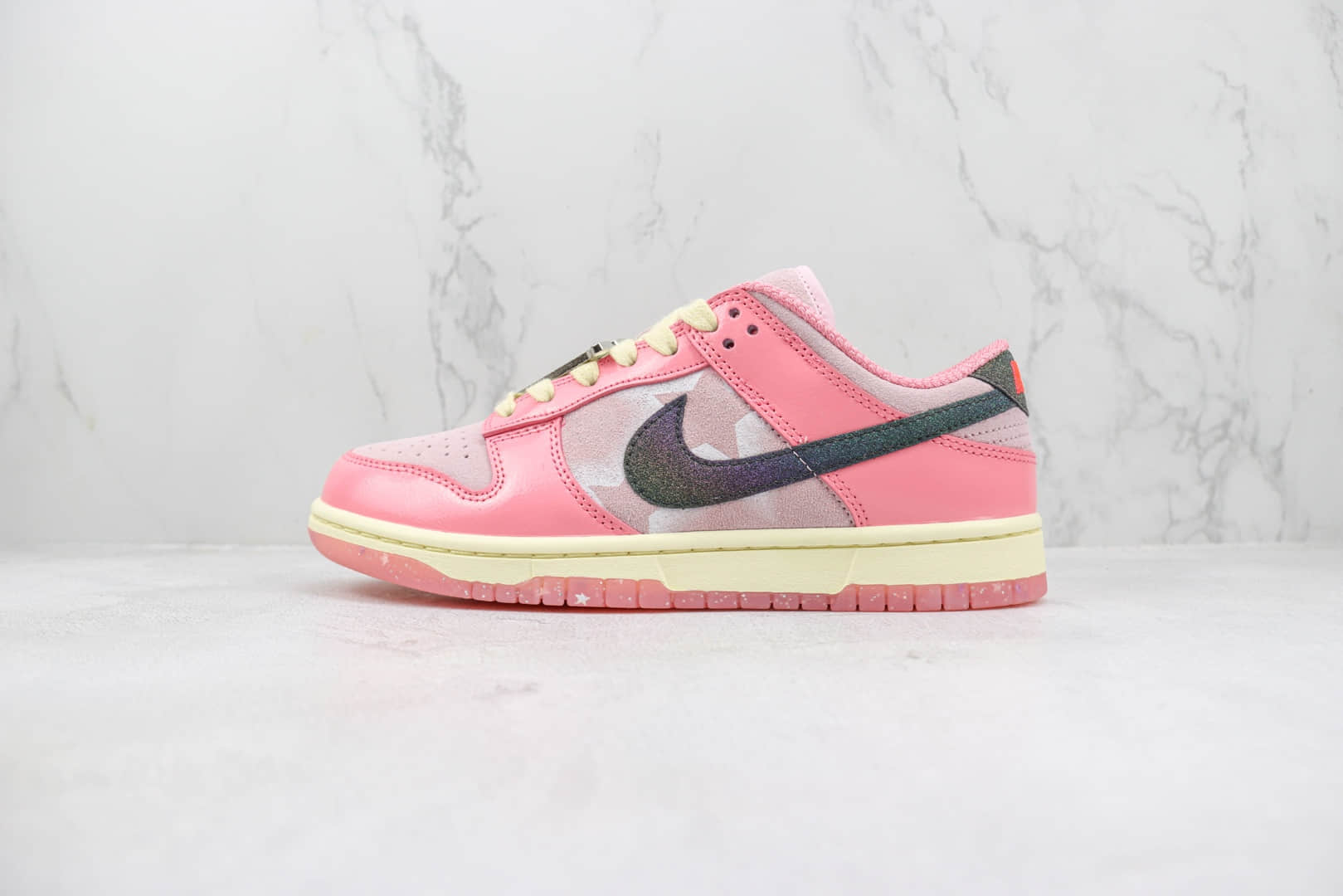 耐克Nike SB Dunk Low “Hot Punch and Pink Foam”纯原版本低帮SB Dunk芭比粉星星印花板鞋 莆田耐克货源 货号：FN8927-621