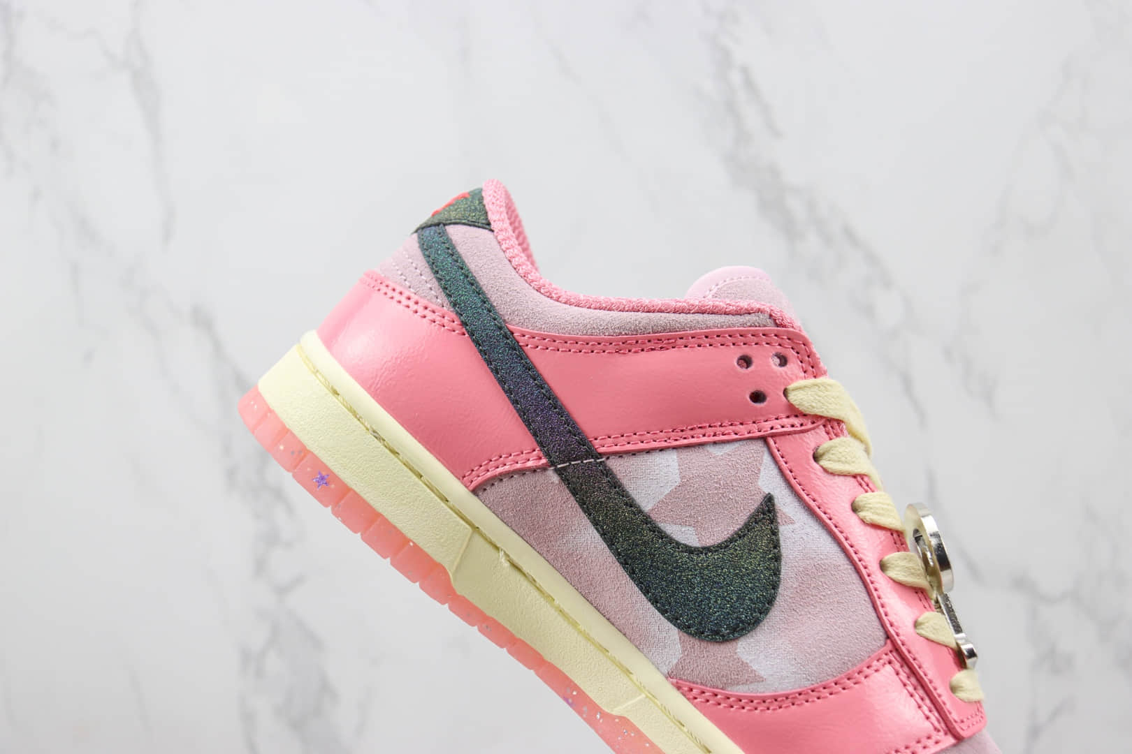 耐克Nike SB Dunk Low “Hot Punch and Pink Foam”纯原版本低帮SB Dunk芭比粉星星印花板鞋 莆田耐克货源 货号：FN8927-621