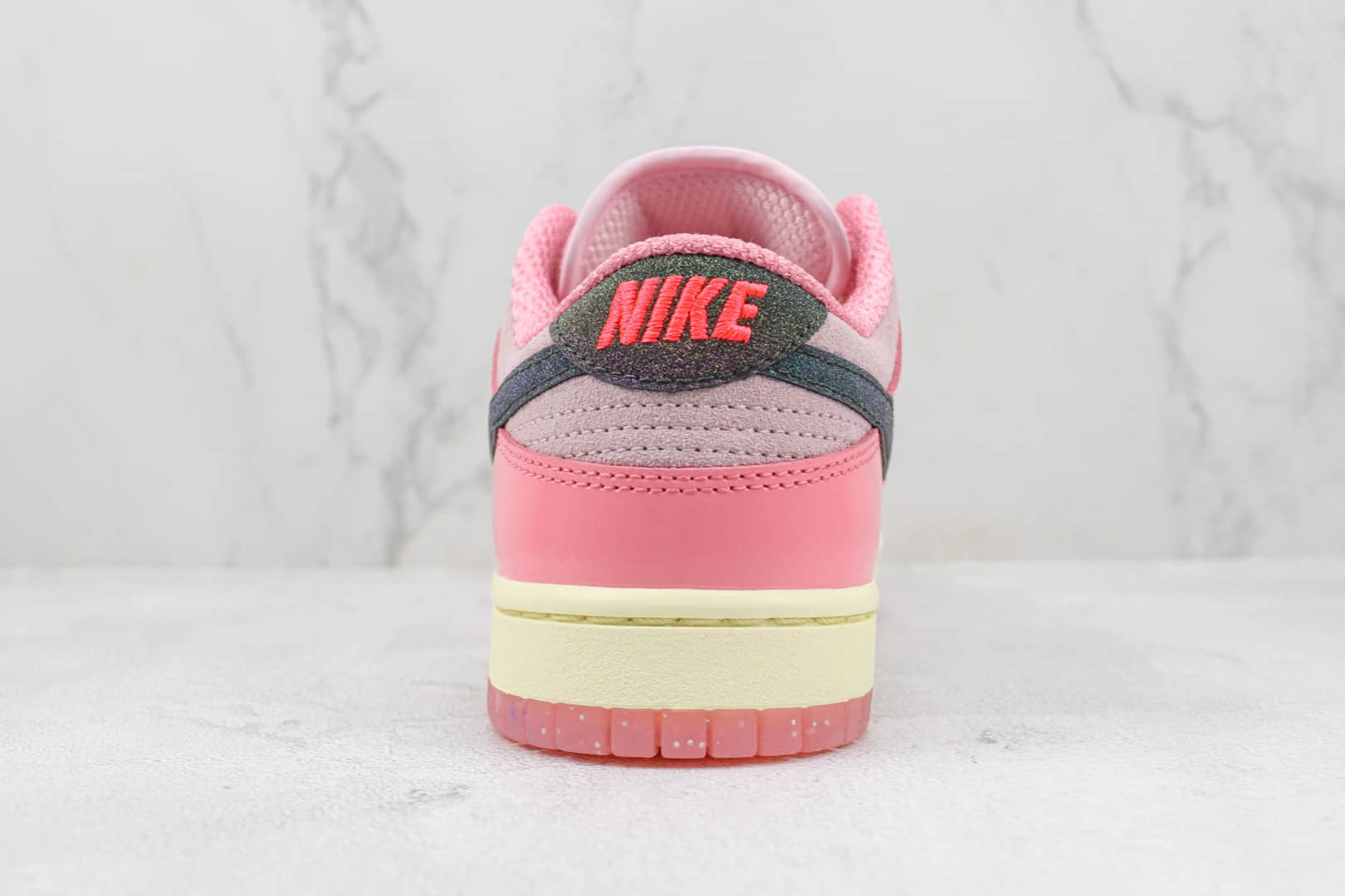 耐克Nike SB Dunk Low “Hot Punch and Pink Foam”纯原版本低帮SB Dunk芭比粉星星印花板鞋 莆田耐克货源 货号：FN8927-621