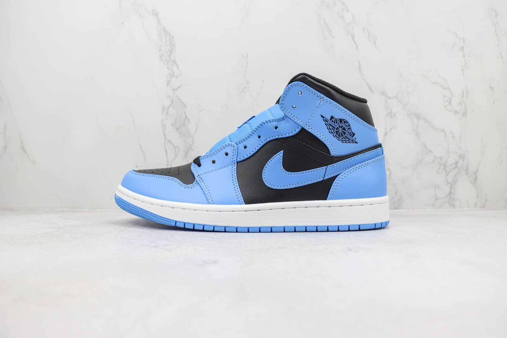 乔丹Air Jordan 1 Mid “University Blue”纯原版本中帮AJ1大学蓝篮球鞋 莆田AJ货源 货号：DQ8426-401