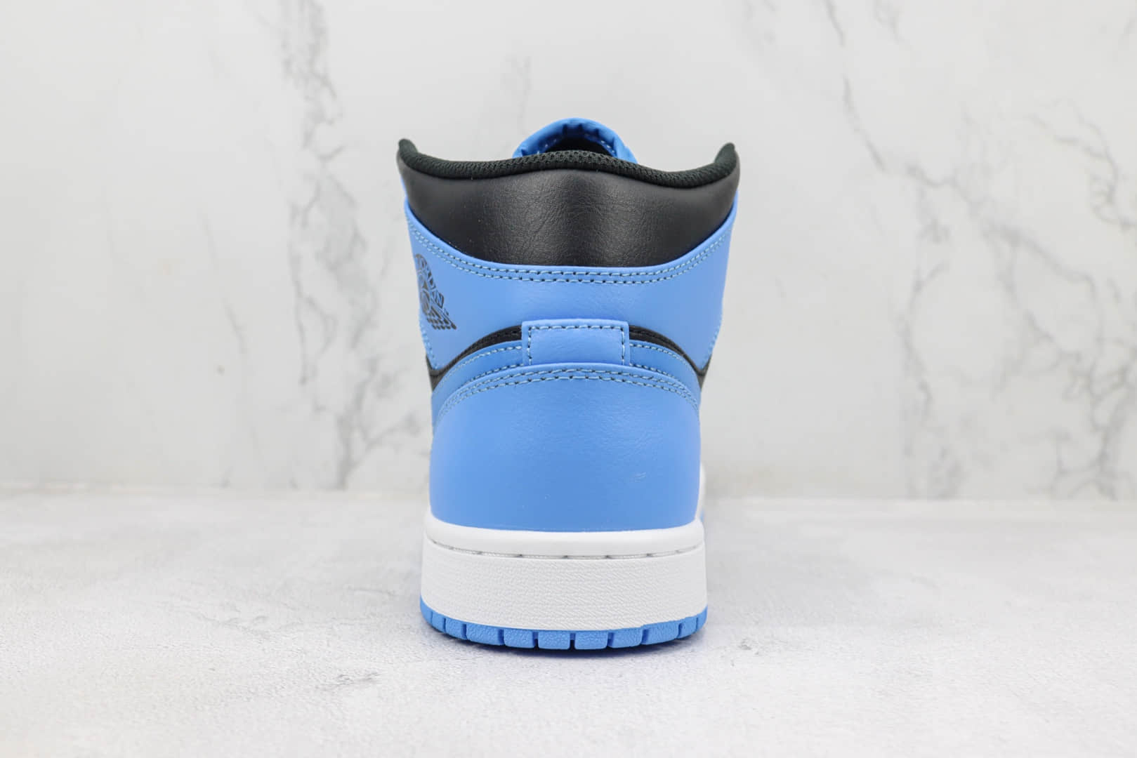 乔丹Air Jordan 1 Mid “University Blue”纯原版本中帮AJ1大学蓝篮球鞋 莆田AJ货源 货号：DQ8426-401