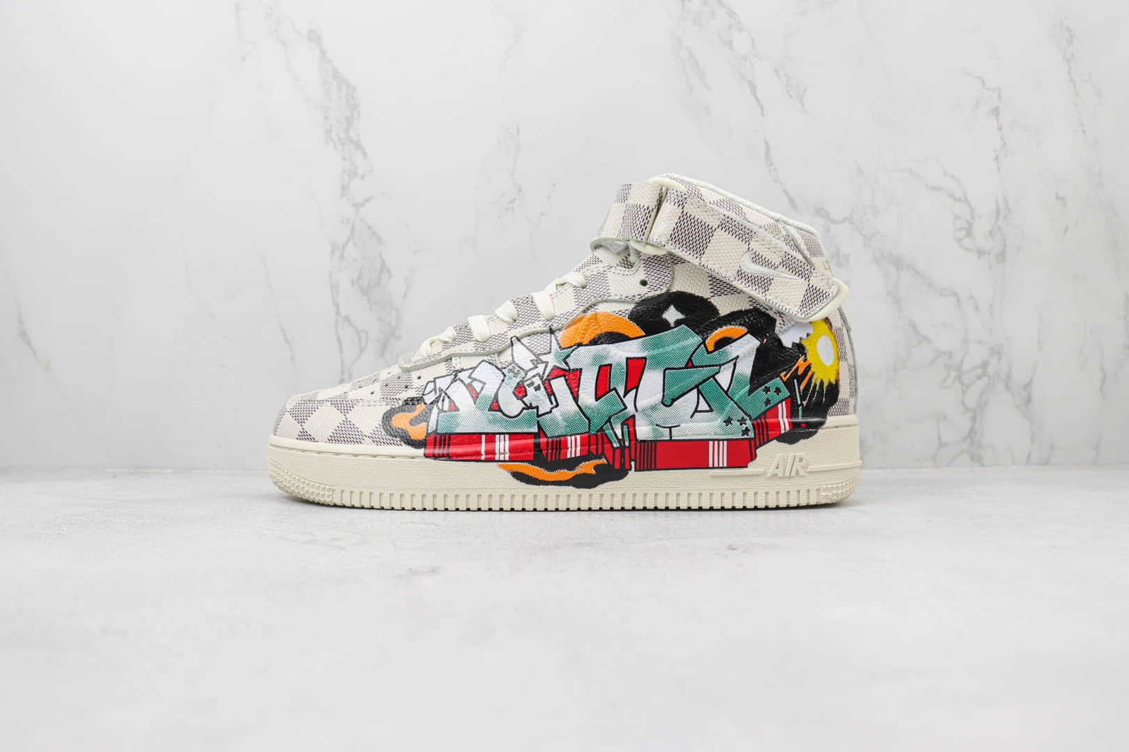 耐克Louis Vuitton x Nike Air Force 1 Mid纯原版本路易威登LV联名空军一号棋盘格中帮AF1涂鸦印花板鞋 莆田天花板AF1 货号：1A9V36